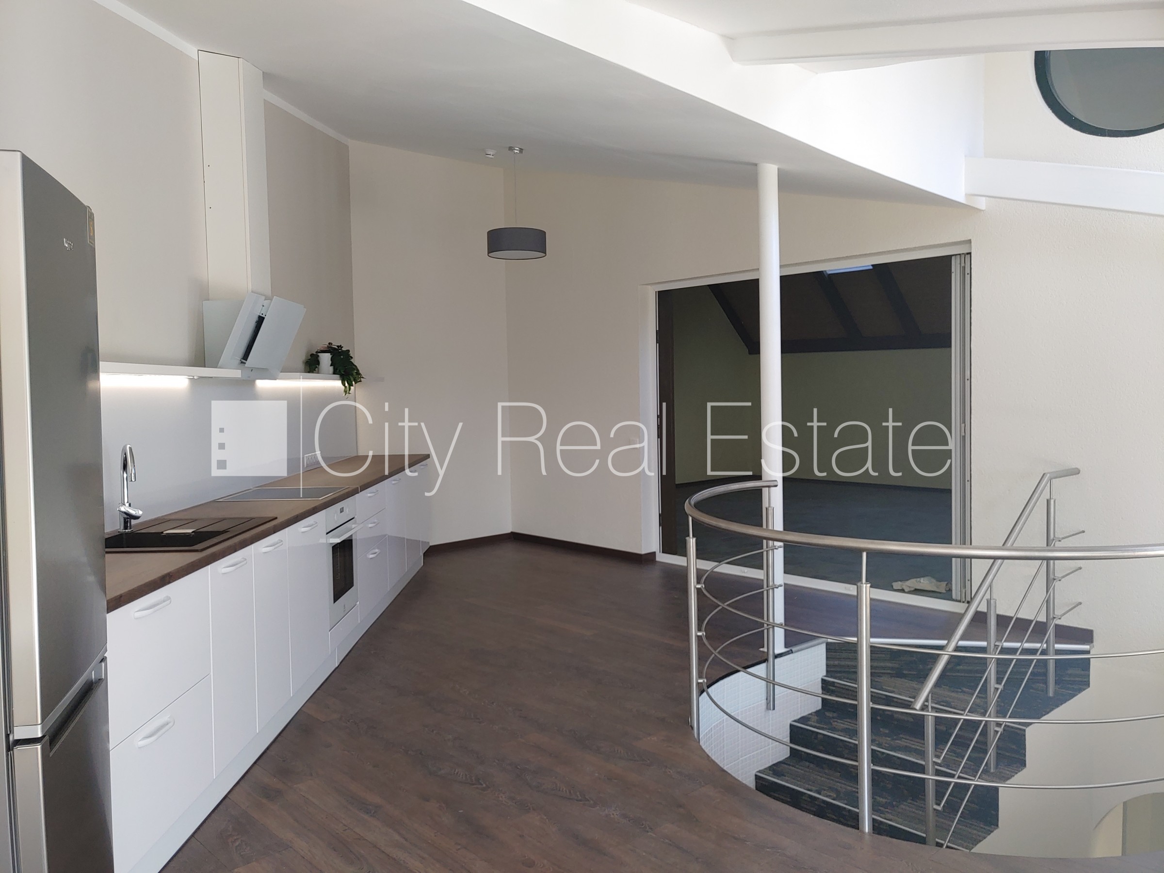 Sludinājumi. Dvīņu māja, uzstādīti saules enerģijas paneļi, slēgta teritorija, teritorijas iebrauktuves vārti Cena: 2200 EUR/mēn Foto #14