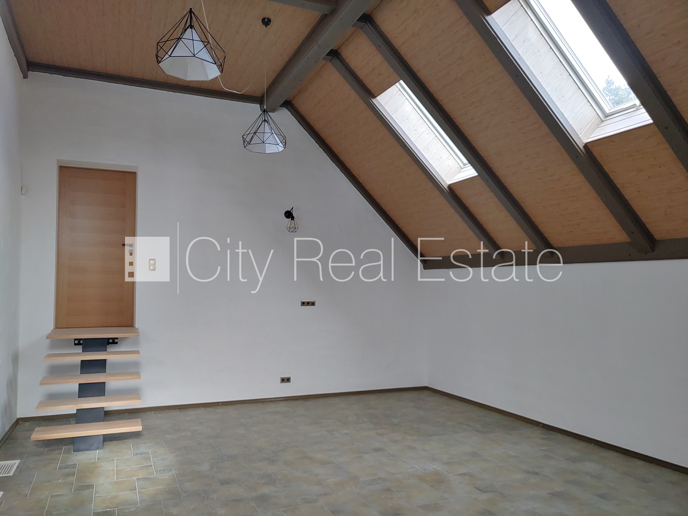 Sludinājumi. Dvīņu māja, uzstādīti saules enerģijas paneļi, slēgta teritorija, teritorijas iebrauktuves vārti Cena: 2200 EUR/mēn Foto #17