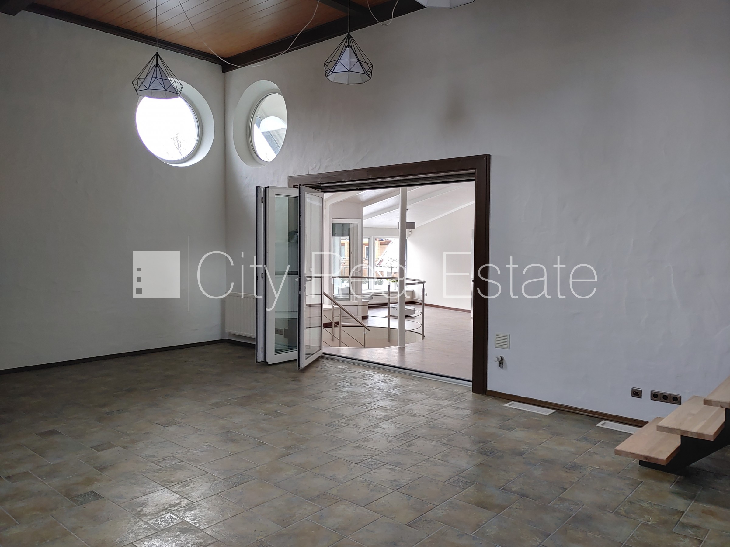 Sludinājumi. Dvīņu māja, uzstādīti saules enerģijas paneļi, slēgta teritorija, teritorijas iebrauktuves vārti Cena: 2200 EUR/mēn Foto #15