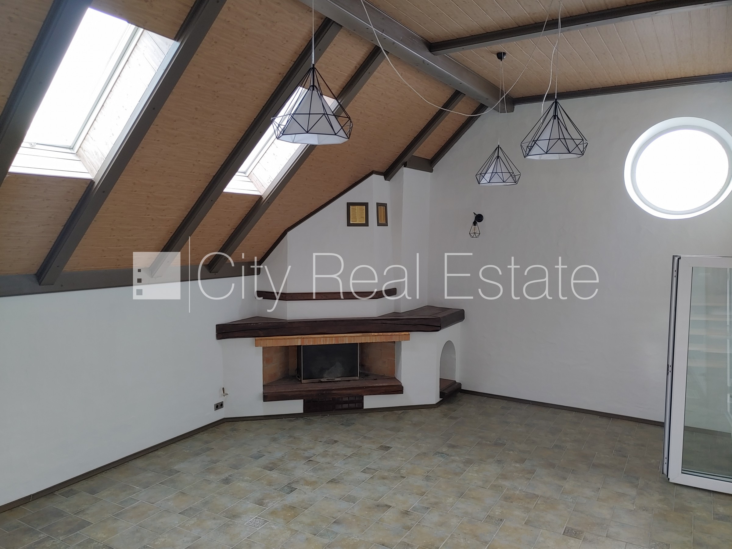 Sludinājumi. Dvīņu māja, uzstādīti saules enerģijas paneļi, slēgta teritorija, teritorijas iebrauktuves vārti Cena: 2200 EUR/mēn Foto #16