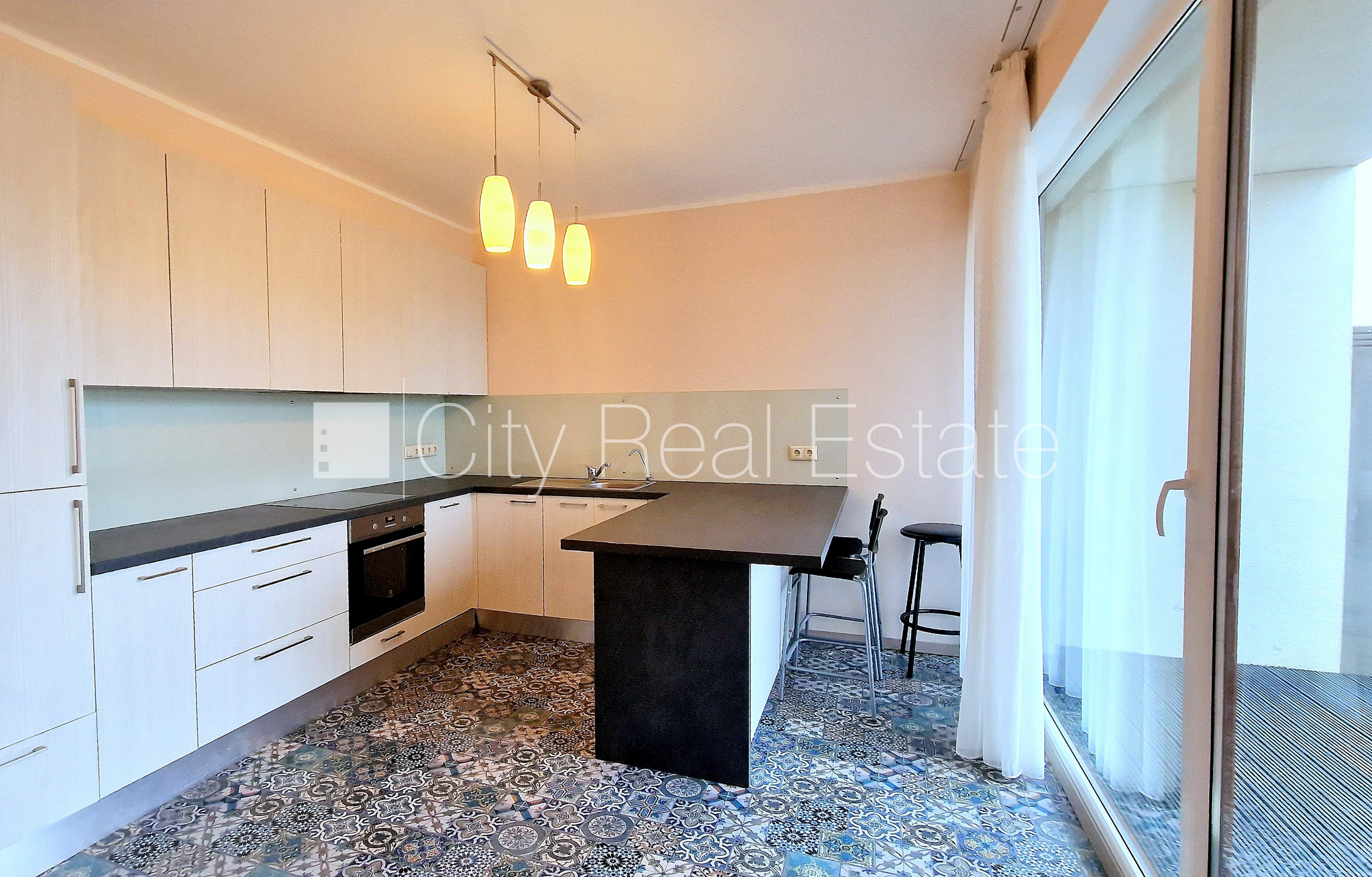 Sludinājumi. Rindu māja, jaunceltne, zaļā teritorija, slēgts pagalms, vieta vairākām automašīnām, apzaļumota Cena: 1200 EUR/mēn Foto #3