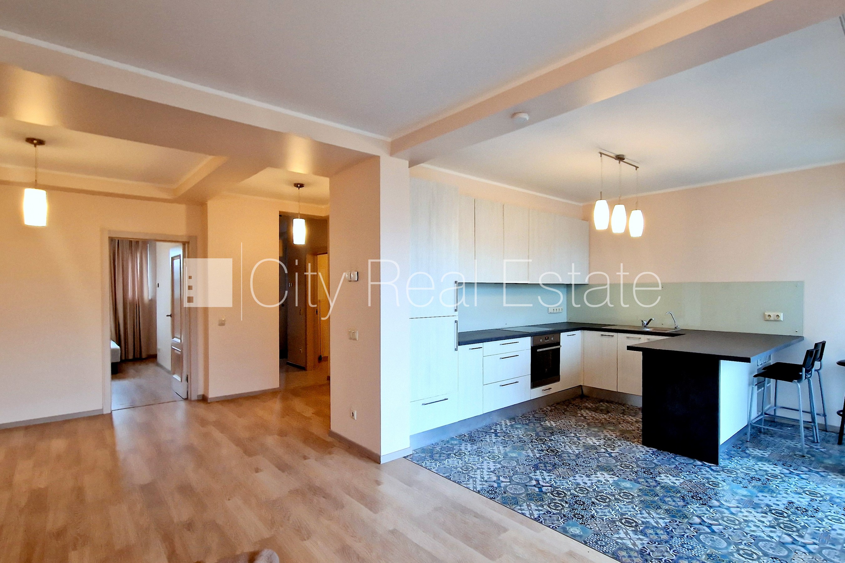 Sludinājumi. Rindu māja, jaunceltne, zaļā teritorija, slēgts pagalms, vieta vairākām automašīnām, apzaļumota Cena: 1200 EUR/mēn Foto #8