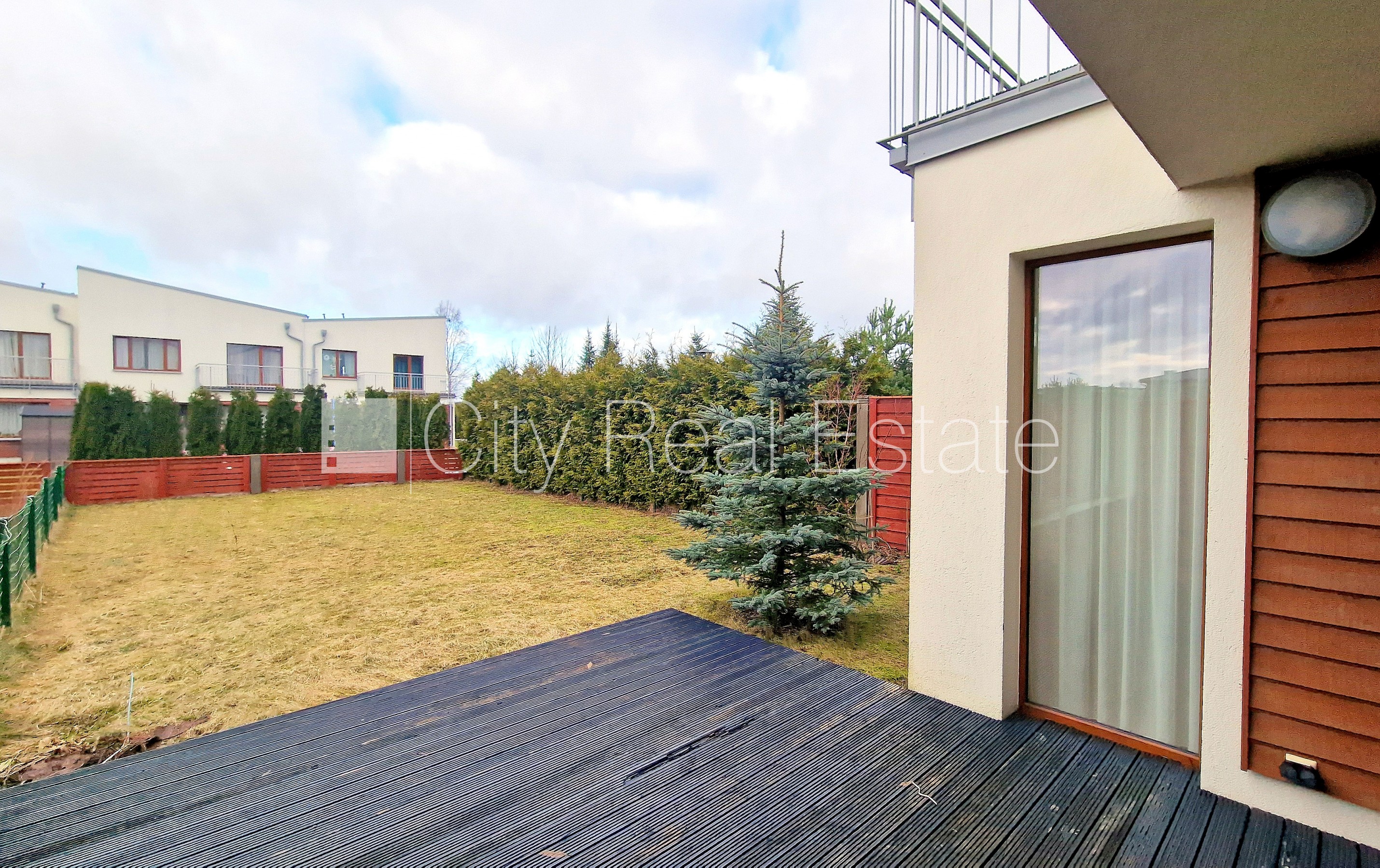 Sludinājumi. Rindu māja, jaunceltne, zaļā teritorija, slēgts pagalms, vieta vairākām automašīnām, apzaļumota Cena: 1200 EUR/mēn Foto #7