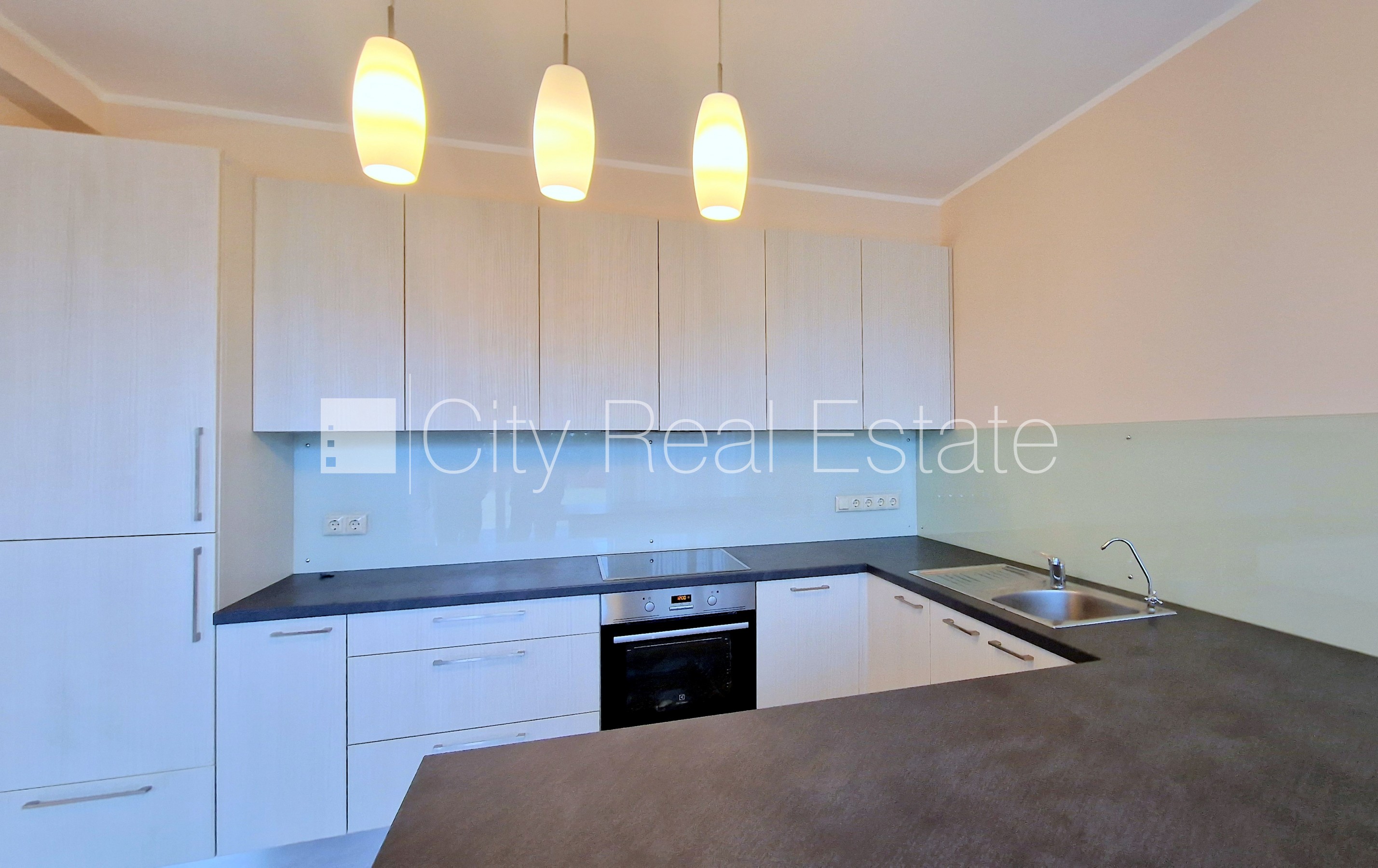 Sludinājumi. Rindu māja, jaunceltne, zaļā teritorija, slēgts pagalms, vieta vairākām automašīnām, apzaļumota Cena: 1200 EUR/mēn Foto #4