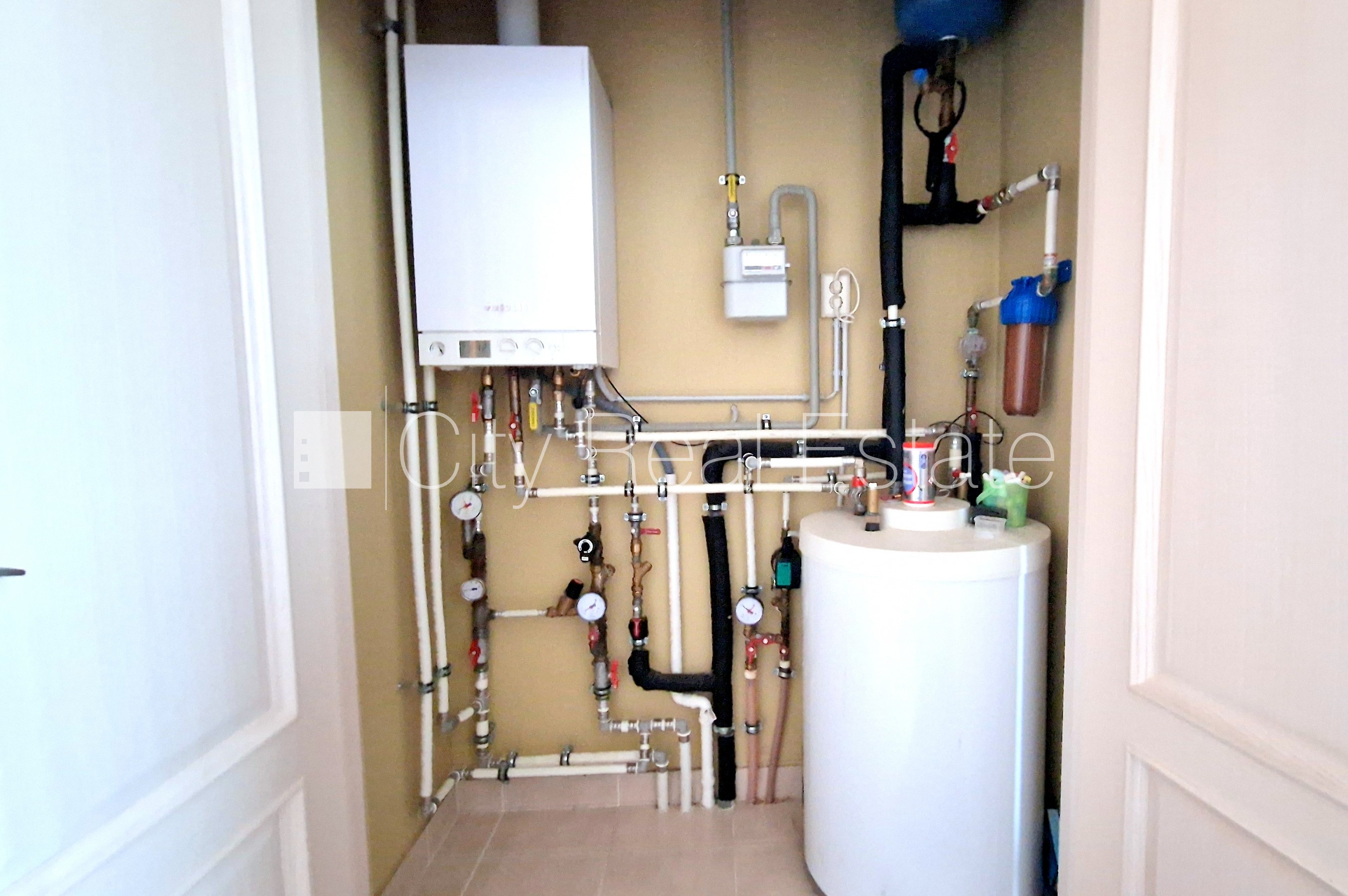 Sludinājumi. Rindu māja, jaunceltne, zaļā teritorija, slēgts pagalms, vieta vairākām automašīnām, apzaļumota Cena: 1200 EUR/mēn Foto #19