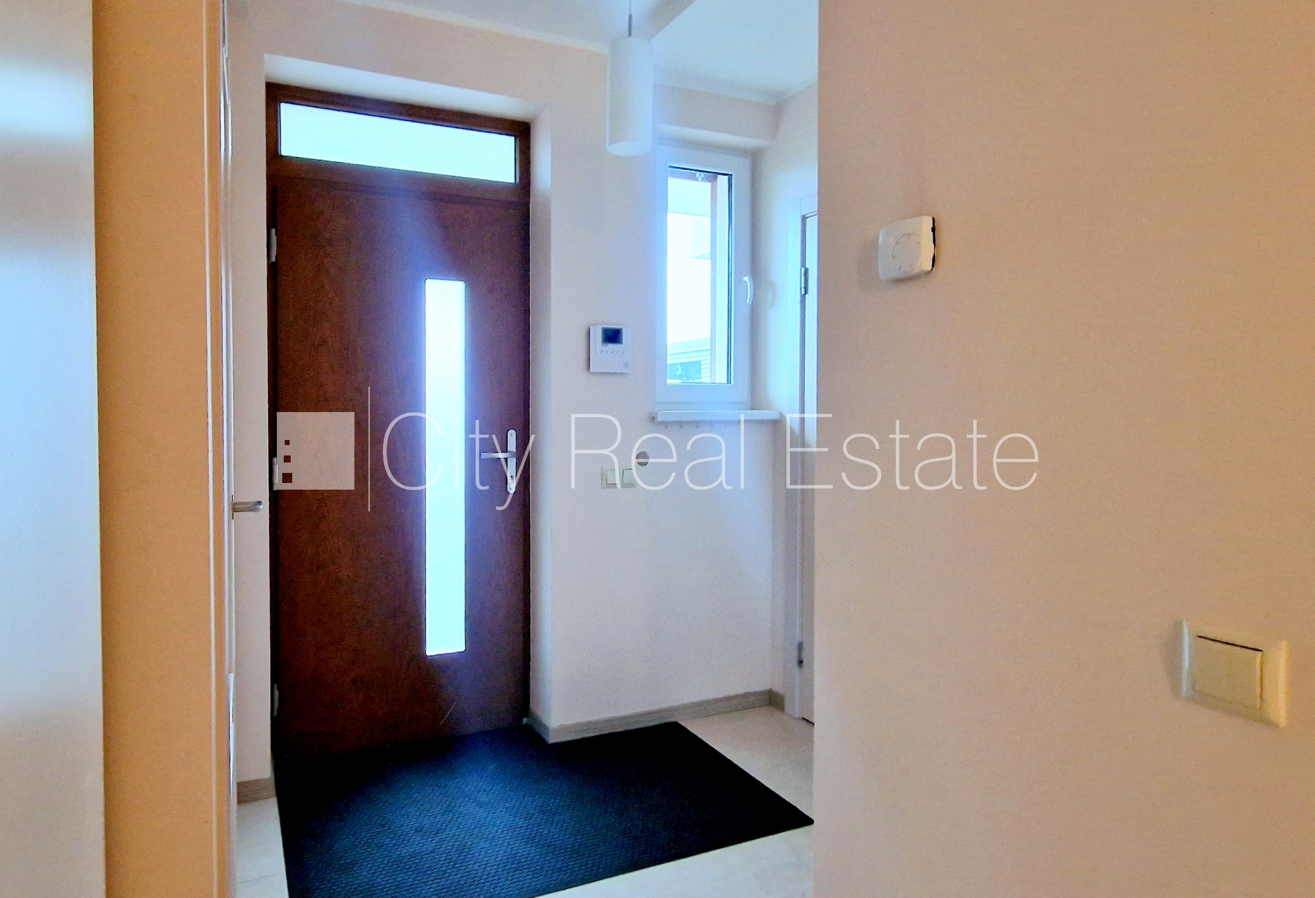 Sludinājumi. Rindu māja, jaunceltne, zaļā teritorija, slēgts pagalms, vieta vairākām automašīnām, apzaļumota Cena: 1200 EUR/mēn Foto #20