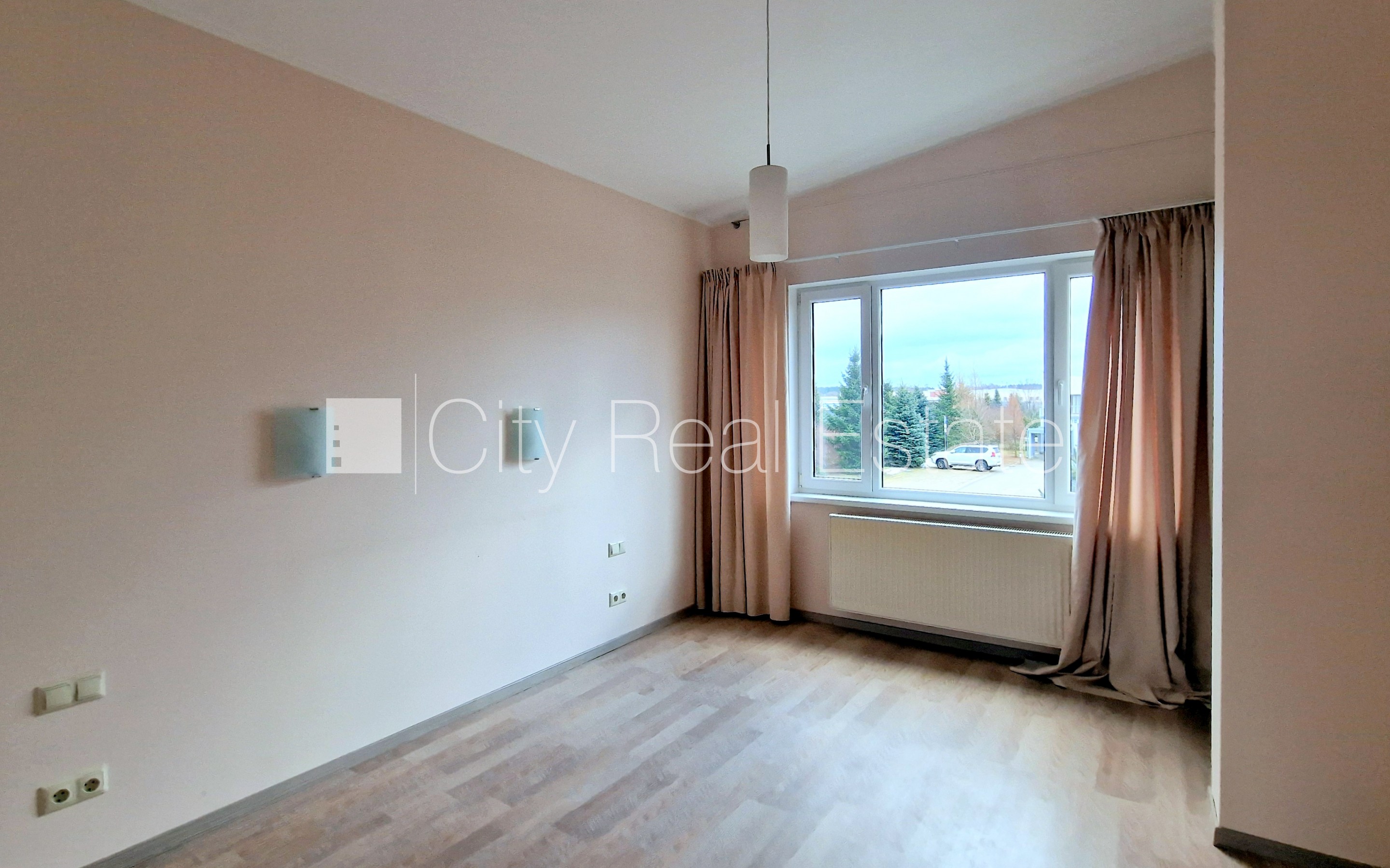 Sludinājumi. Rindu māja, jaunceltne, zaļā teritorija, slēgts pagalms, vieta vairākām automašīnām, apzaļumota Cena: 1200 EUR/mēn Foto #14