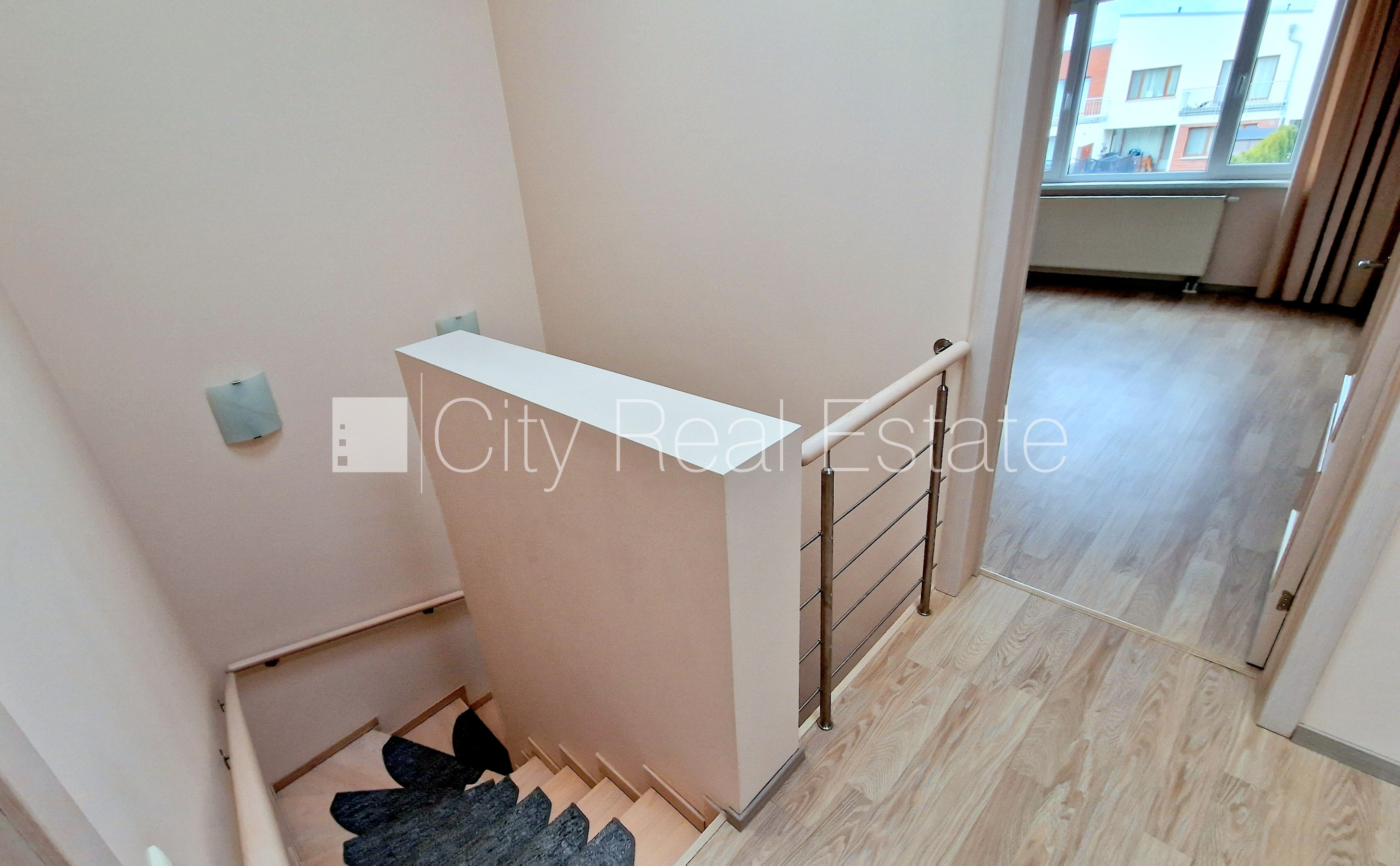 Sludinājumi. Rindu māja, jaunceltne, zaļā teritorija, slēgts pagalms, vieta vairākām automašīnām, apzaļumota Cena: 1200 EUR/mēn Foto #11