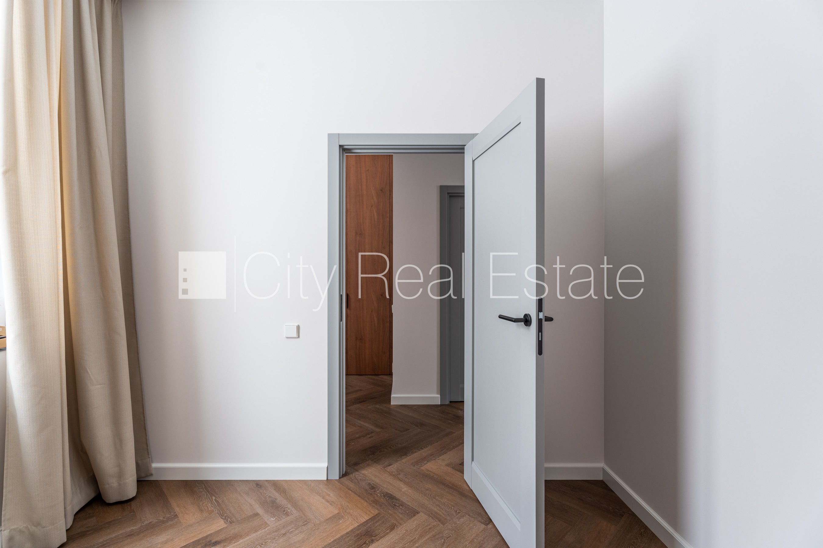 Sludinājumi. Rindu māja, jaunceltne, dzīvokļu skaits ēkā  5 gab., slēgts pagalms, vieta automašīnai, apzaļumota Cena: 1500 EUR/mēn Foto #23