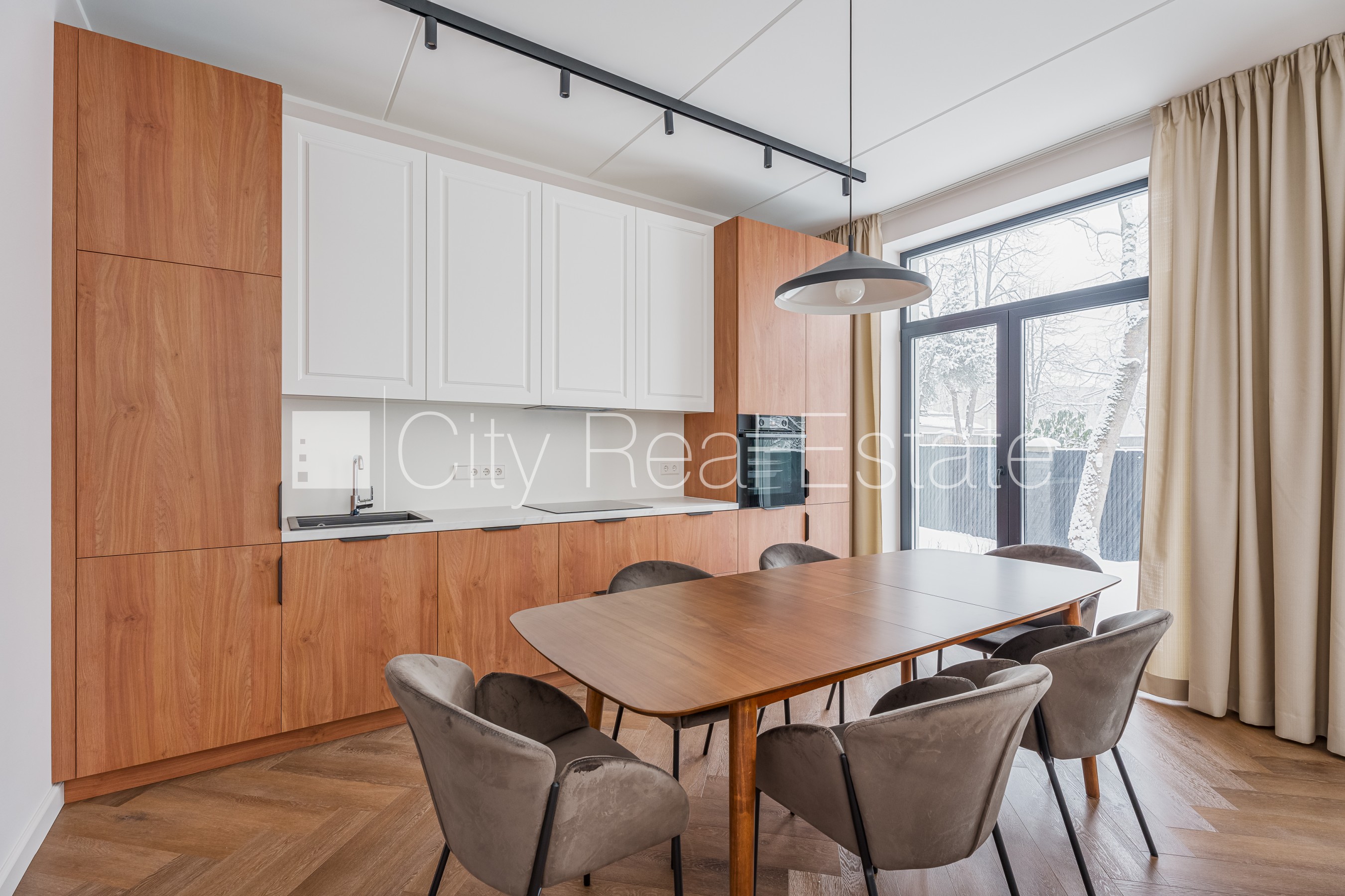 Sludinājumi. Rindu māja, jaunceltne, dzīvokļu skaits ēkā  5 gab., slēgts pagalms, vieta automašīnai, apzaļumota Cena: 1500 EUR/mēn Foto #1