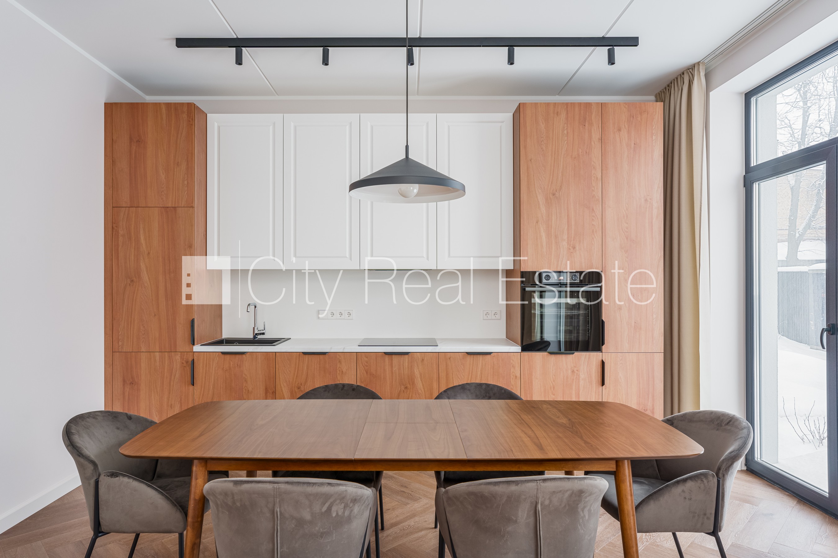 Sludinājumi. Rindu māja, jaunceltne, dzīvokļu skaits ēkā  5 gab., slēgts pagalms, vieta automašīnai, apzaļumota Cena: 1500 EUR/mēn Foto #2