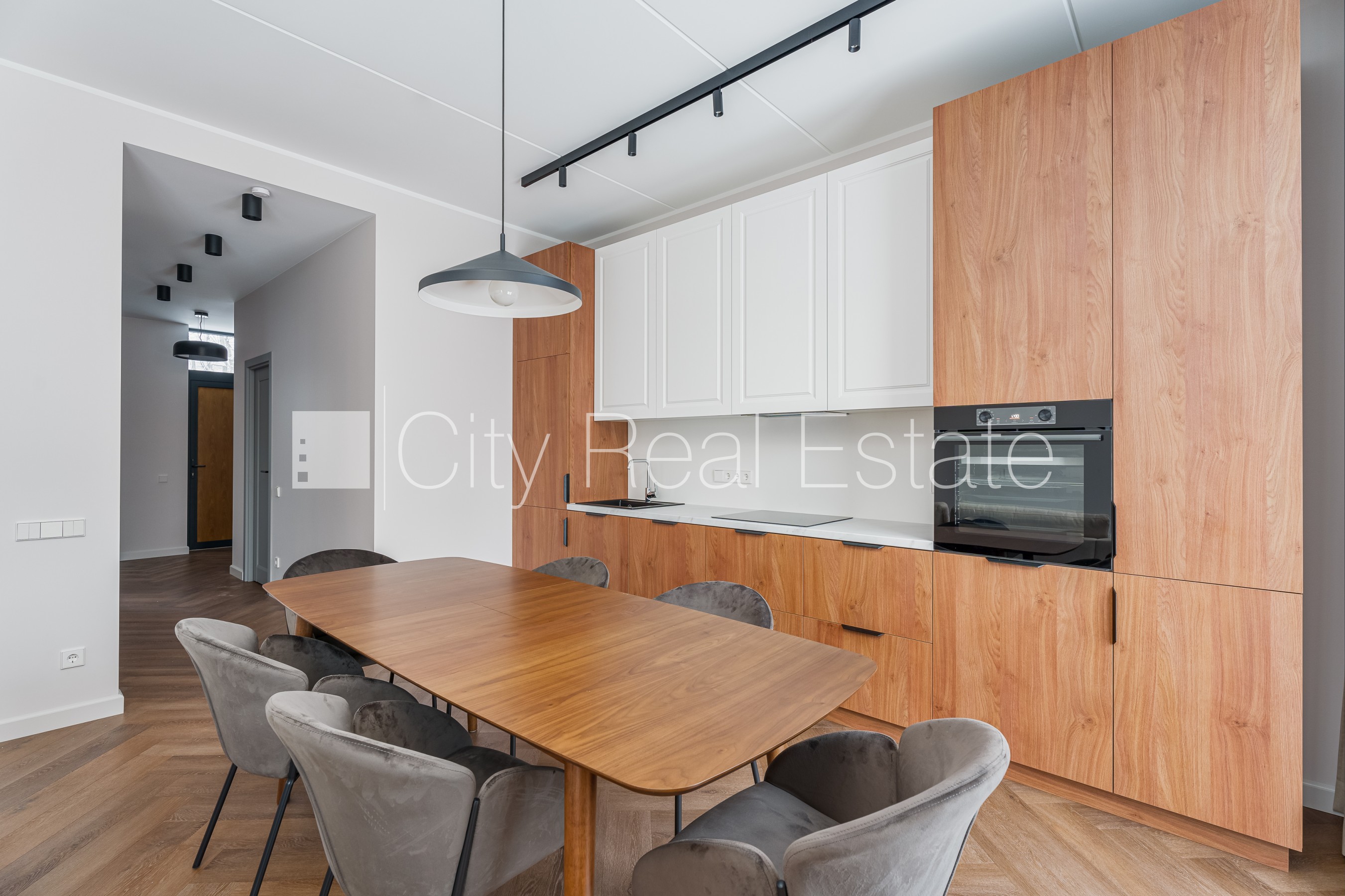 Sludinājumi. Rindu māja, jaunceltne, dzīvokļu skaits ēkā  5 gab., slēgts pagalms, vieta automašīnai, apzaļumota Cena: 1500 EUR/mēn Foto #3