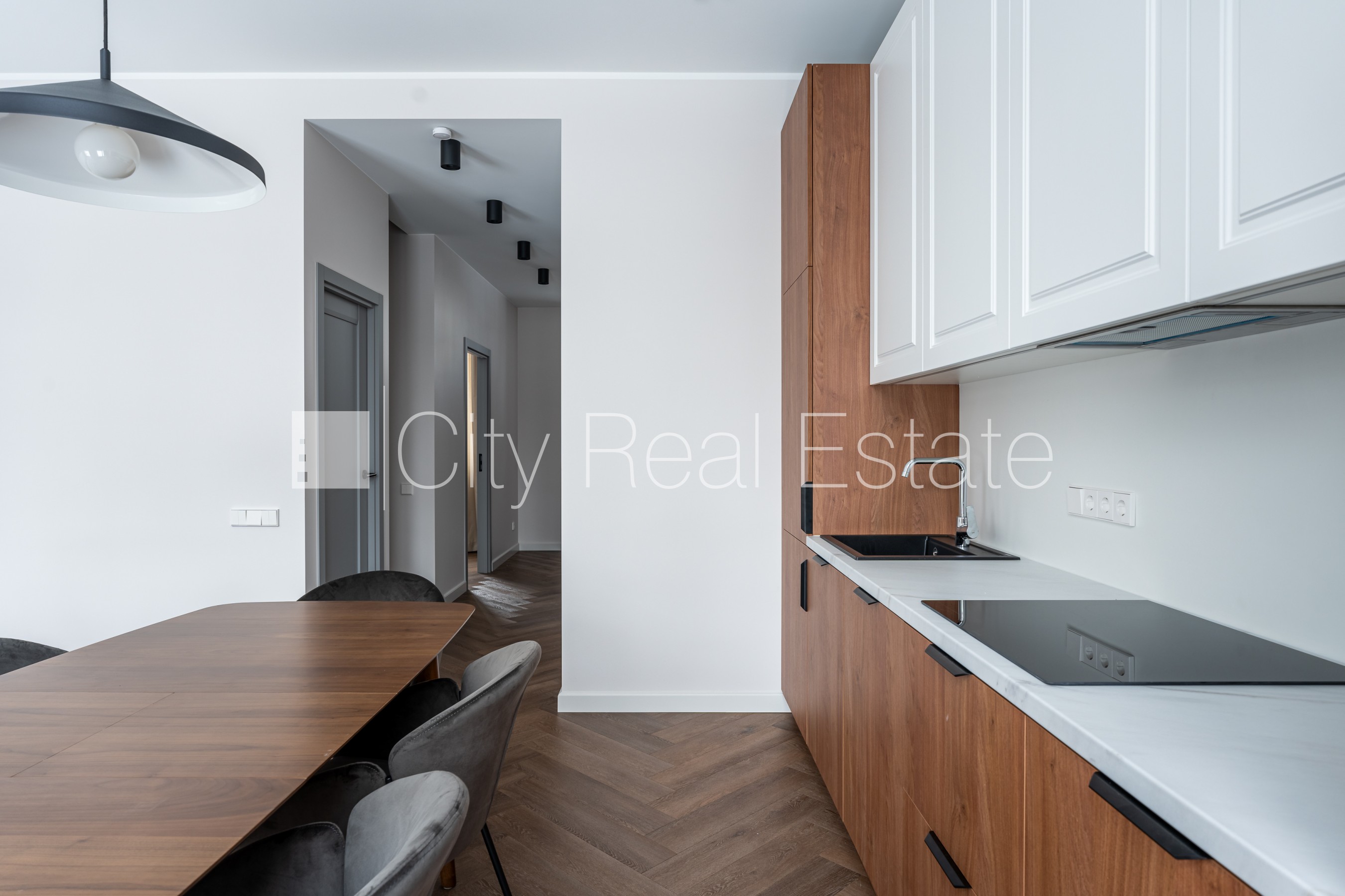 Sludinājumi. Rindu māja, jaunceltne, dzīvokļu skaits ēkā  5 gab., slēgts pagalms, vieta automašīnai, apzaļumota Cena: 1500 EUR/mēn Foto #4