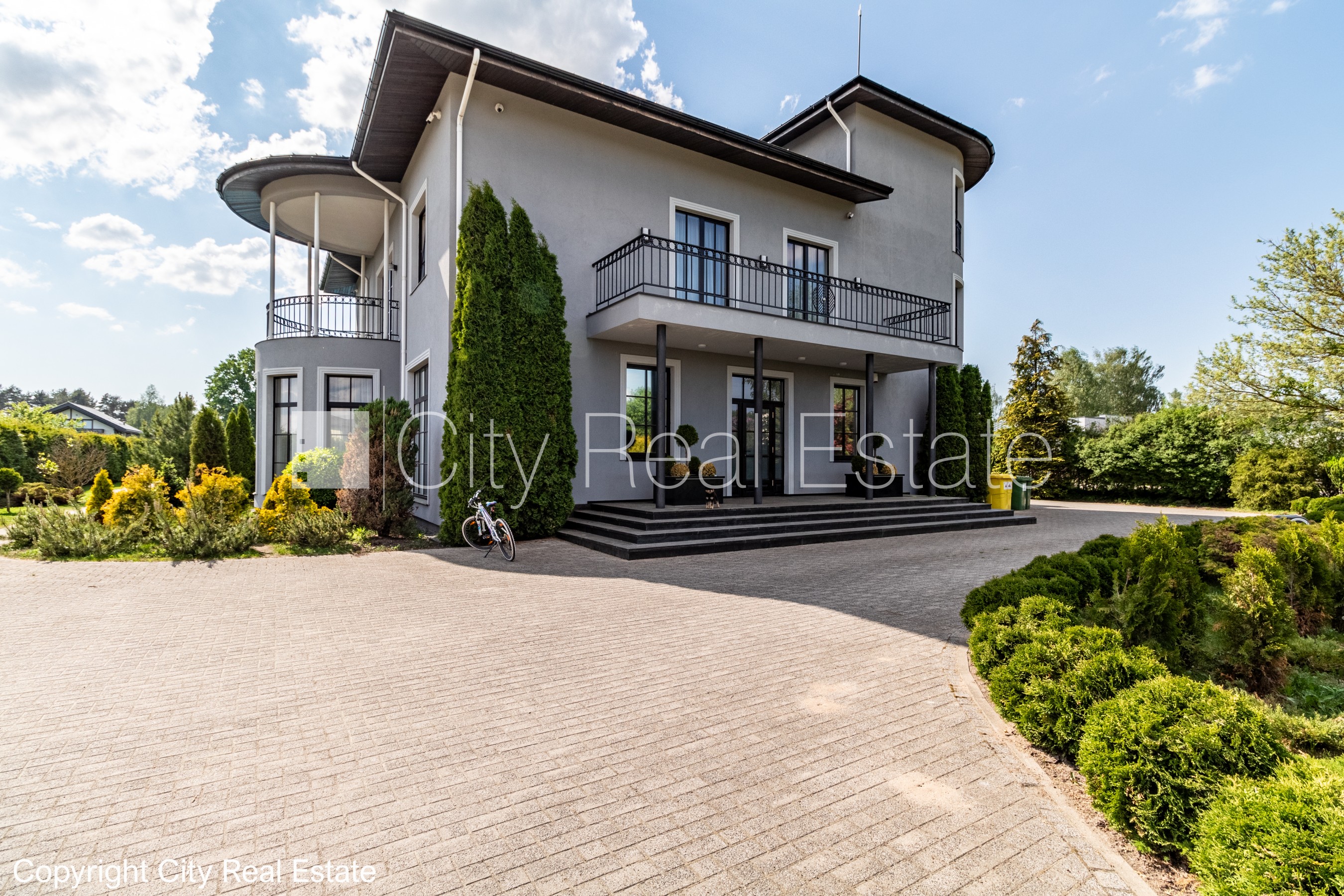 Sludinājumi. Privātmāja, labiekārtota apzaļumota teritorija, labiekārtots apzaļumots pagalms 2840 m2, iežogota Cena: 990000 EUR Foto #2