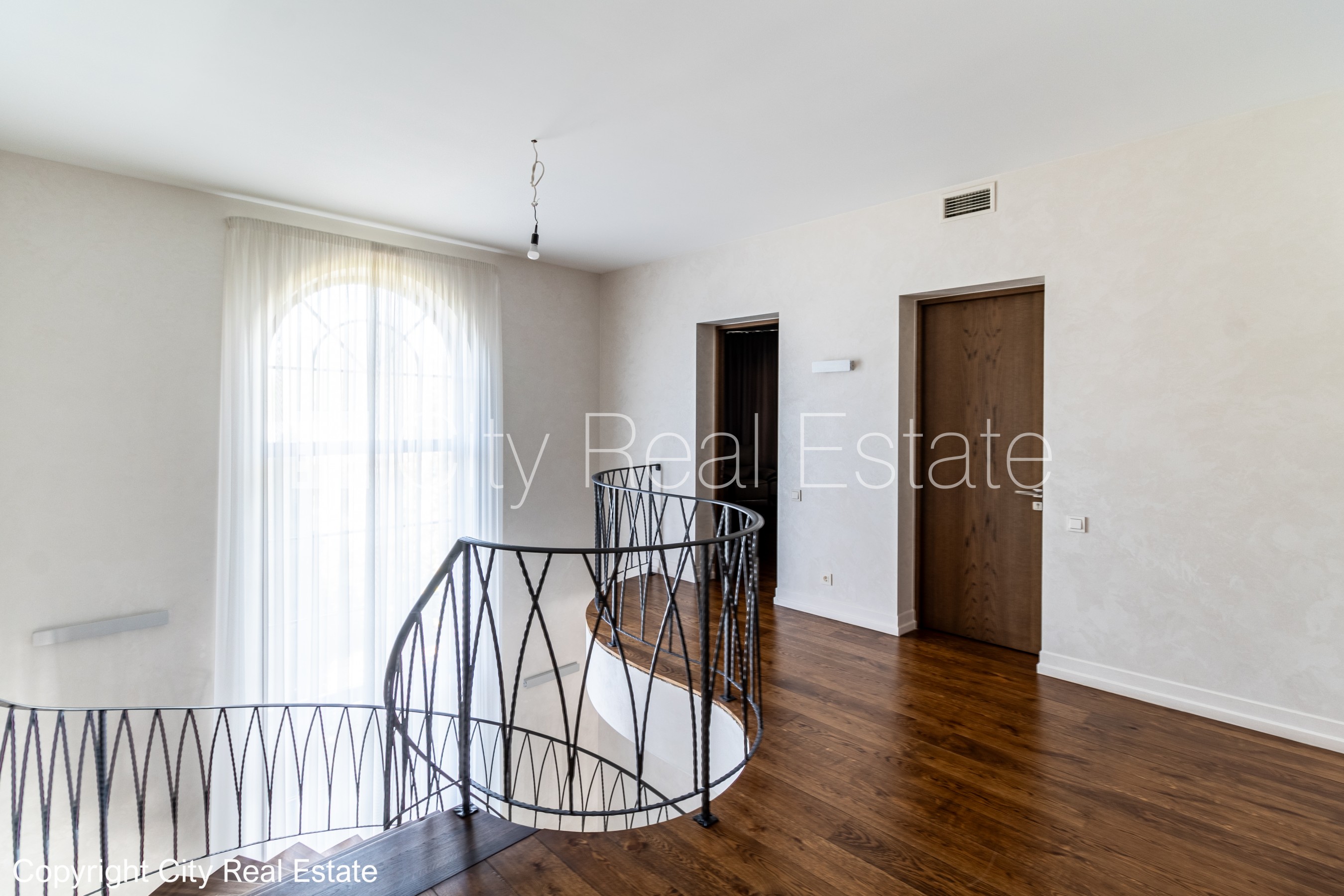 Sludinājumi. Privātmāja, labiekārtota apzaļumota teritorija, labiekārtots apzaļumots pagalms 2840 m2, iežogota Cena: 990000 EUR Foto #25