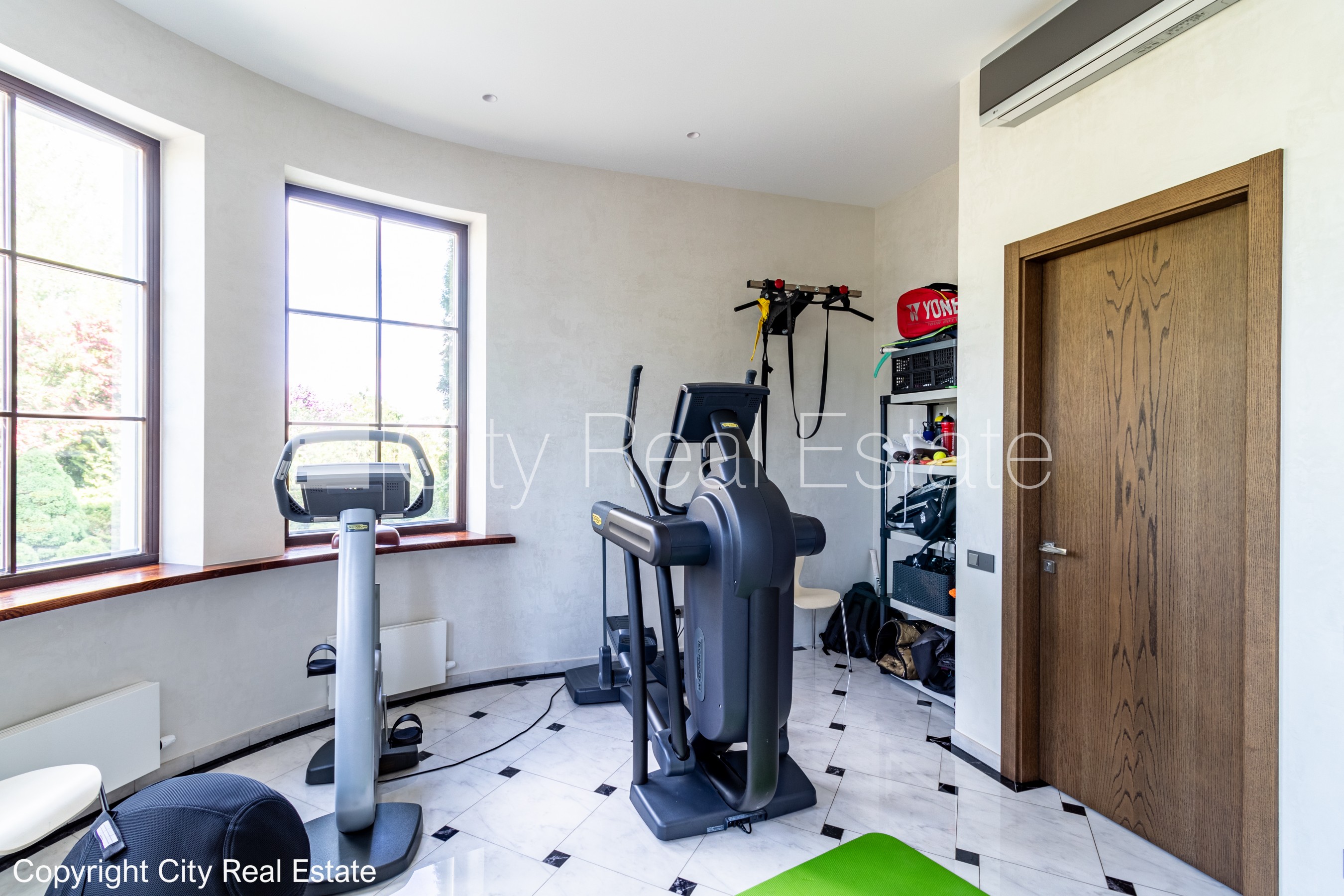 Sludinājumi. Privātmāja, labiekārtota apzaļumota teritorija, labiekārtots apzaļumots pagalms 2840 m2, iežogota Cena: 990000 EUR Foto #17