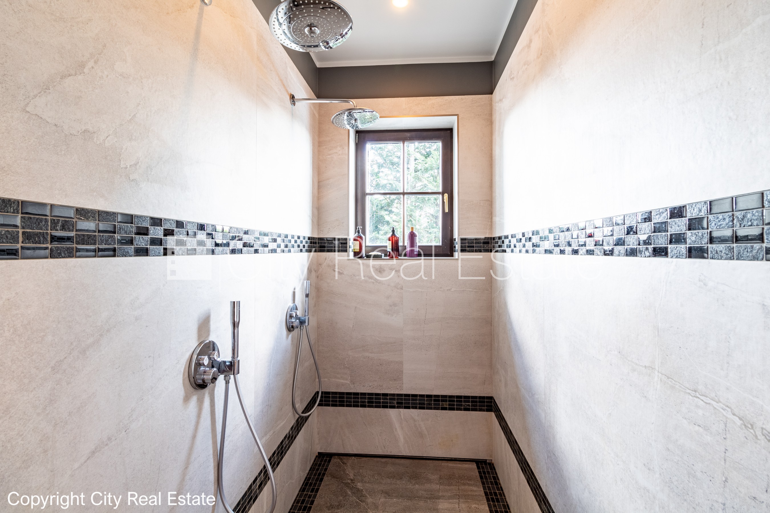 Sludinājumi. Privātmāja, labiekārtota apzaļumota teritorija, labiekārtots apzaļumots pagalms 2840 m2, iežogota Cena: 990000 EUR Foto #24