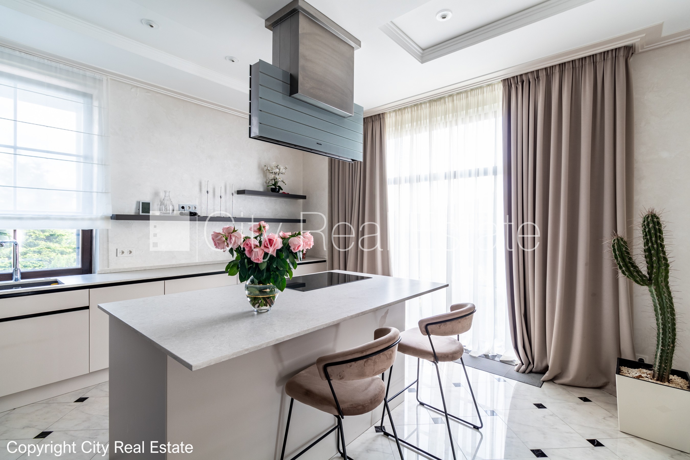 Sludinājumi. Privātmāja, labiekārtota apzaļumota teritorija, labiekārtots apzaļumots pagalms 2840 m2, iežogota Cena: 990000 EUR Foto #9