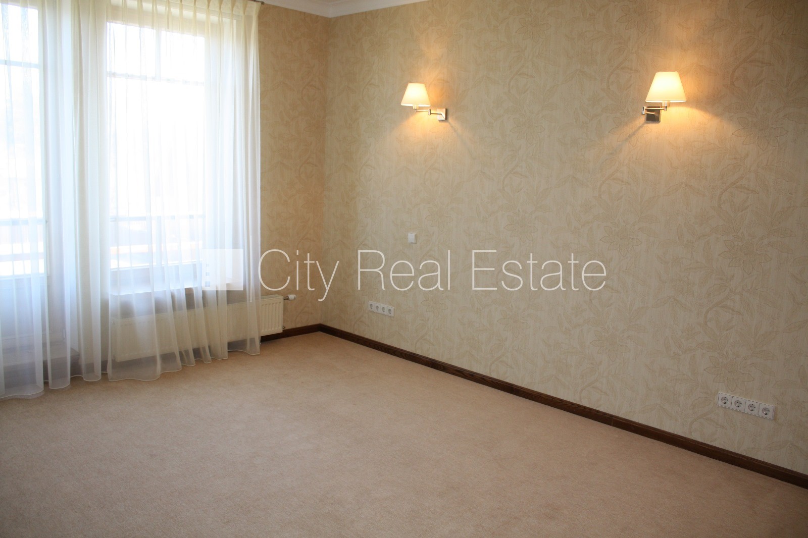 Sludinājumi. Privātmāja, labiekārtota apzaļumota teritorija, iežogota teritorija, teritorijas iebrauktuves vārti Cena: 2100 EUR/mēn Foto #5