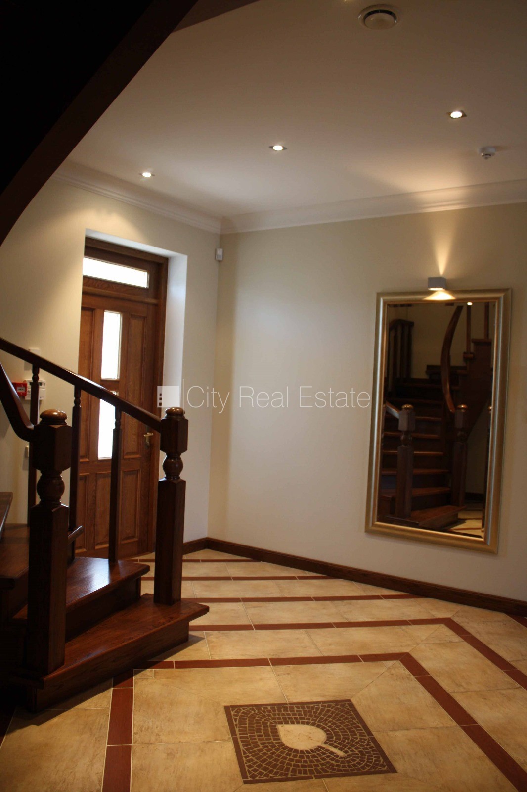 Sludinājumi. Privātmāja, labiekārtota apzaļumota teritorija, iežogota teritorija, teritorijas iebrauktuves vārti Cena: 2100 EUR/mēn Foto #4