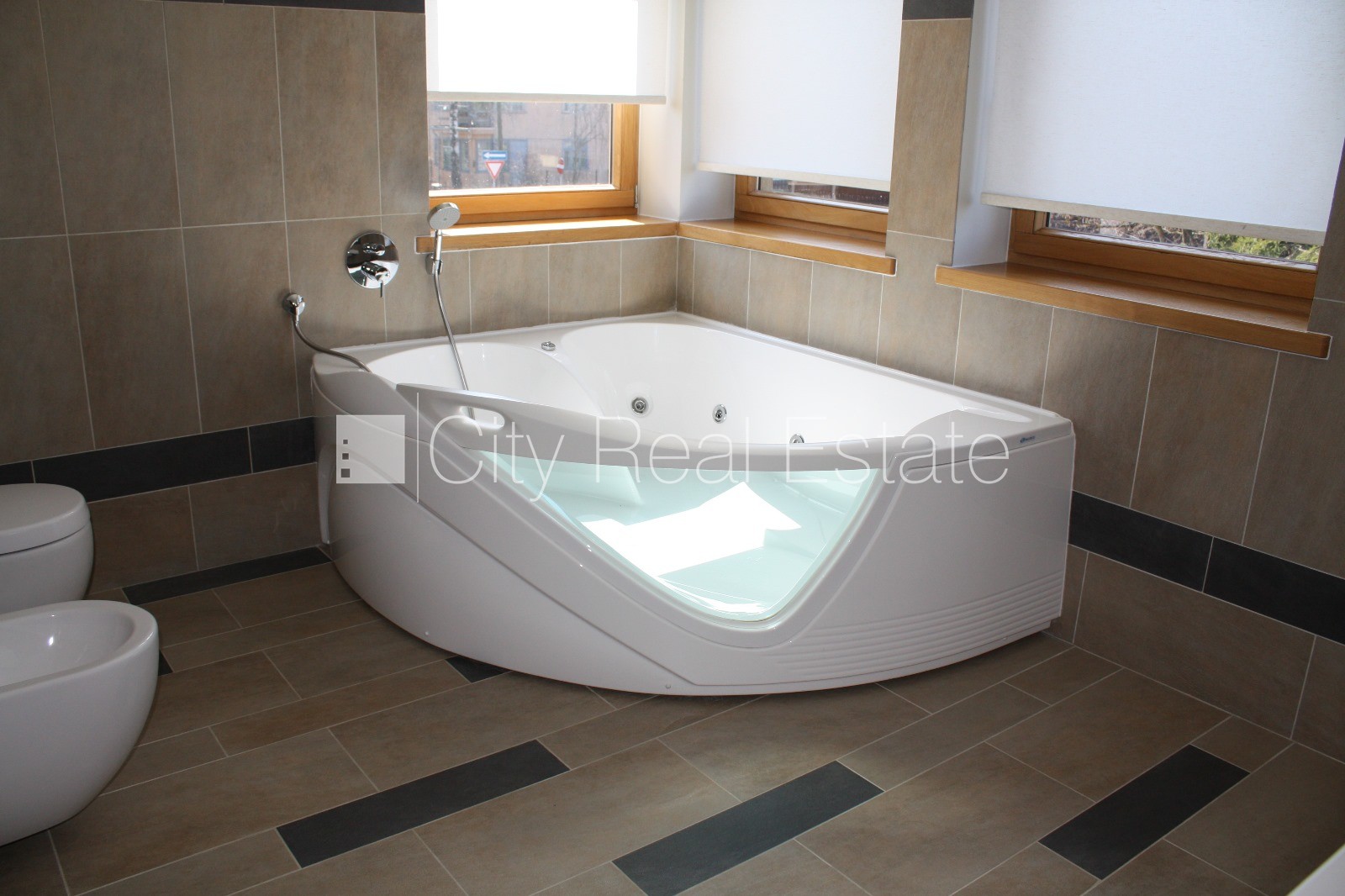 Sludinājumi. Privātmāja, labiekārtota apzaļumota teritorija, iežogota teritorija, teritorijas iebrauktuves vārti Cena: 2100 EUR/mēn Foto #8