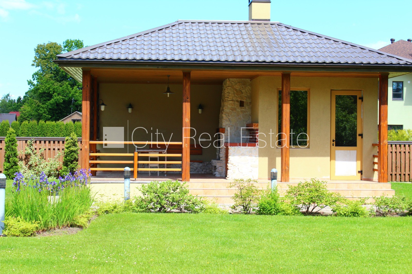 Sludinājumi. Privātmāja, labiekārtota apzaļumota teritorija, iežogota teritorija, teritorijas iebrauktuves vārti Cena: 2100 EUR/mēn Foto #10