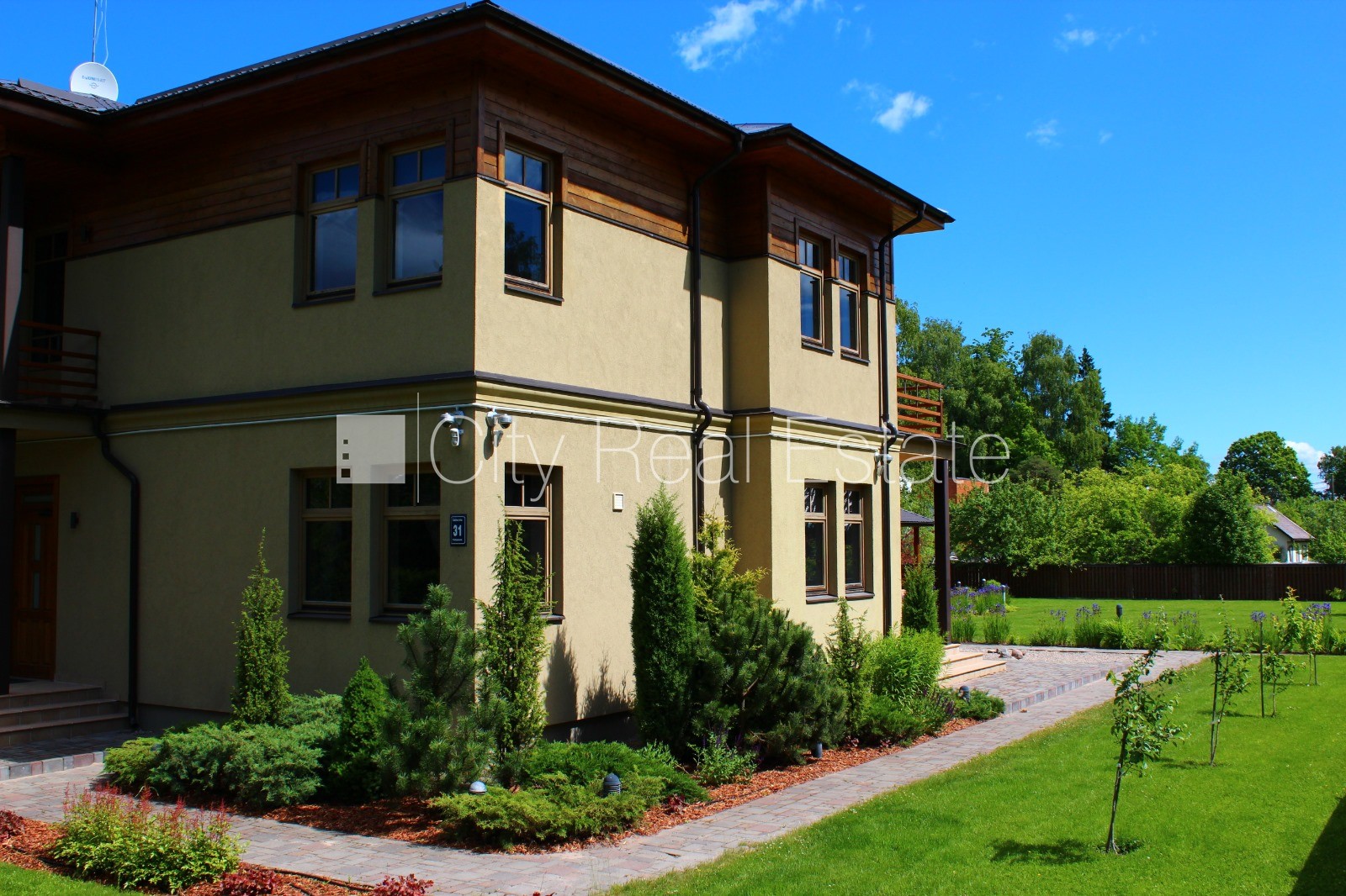 Sludinājumi. Privātmāja, labiekārtota apzaļumota teritorija, iežogota teritorija, teritorijas iebrauktuves vārti Cena: 2100 EUR/mēn Foto #2