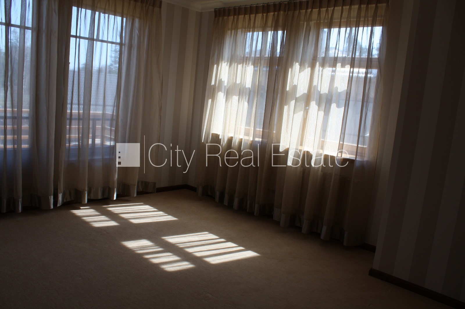 Sludinājumi. Privātmāja, labiekārtota apzaļumota teritorija, iežogota teritorija, teritorijas iebrauktuves vārti Cena: 2100 EUR/mēn Foto #7