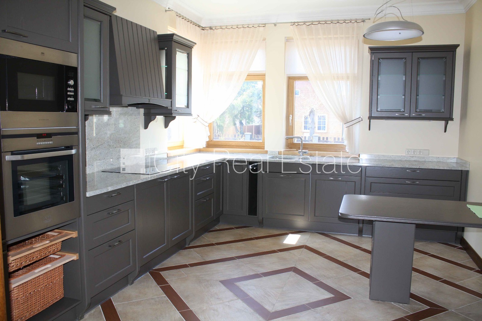 Sludinājumi. Privātmāja, labiekārtota apzaļumota teritorija, iežogota teritorija, teritorijas iebrauktuves vārti Cena: 2100 EUR/mēn Foto #3