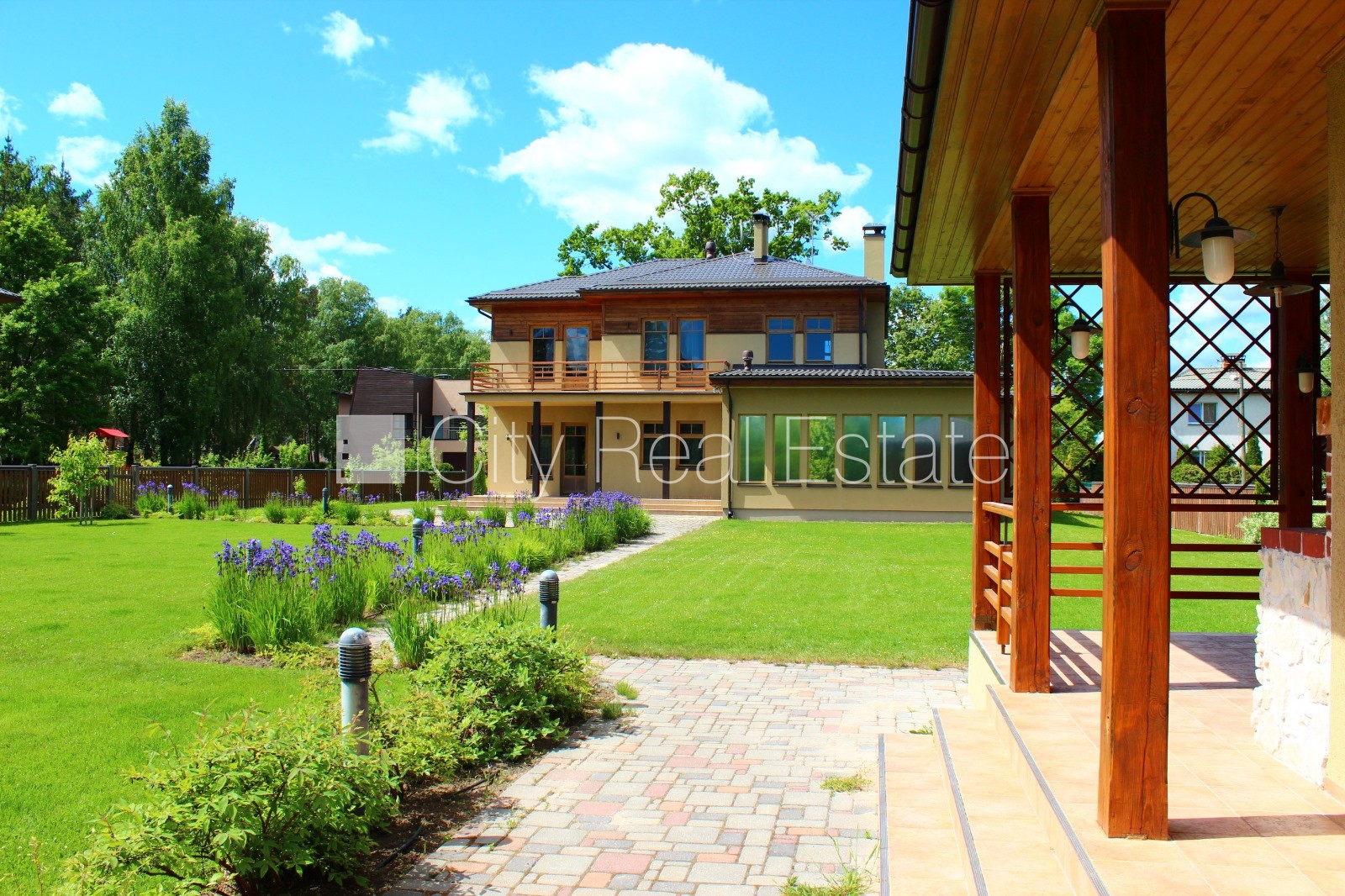 Sludinājumi. Privātmāja, labiekārtota apzaļumota teritorija, iežogota teritorija, teritorijas iebrauktuves vārti Cena: 2100 EUR/mēn Foto #1