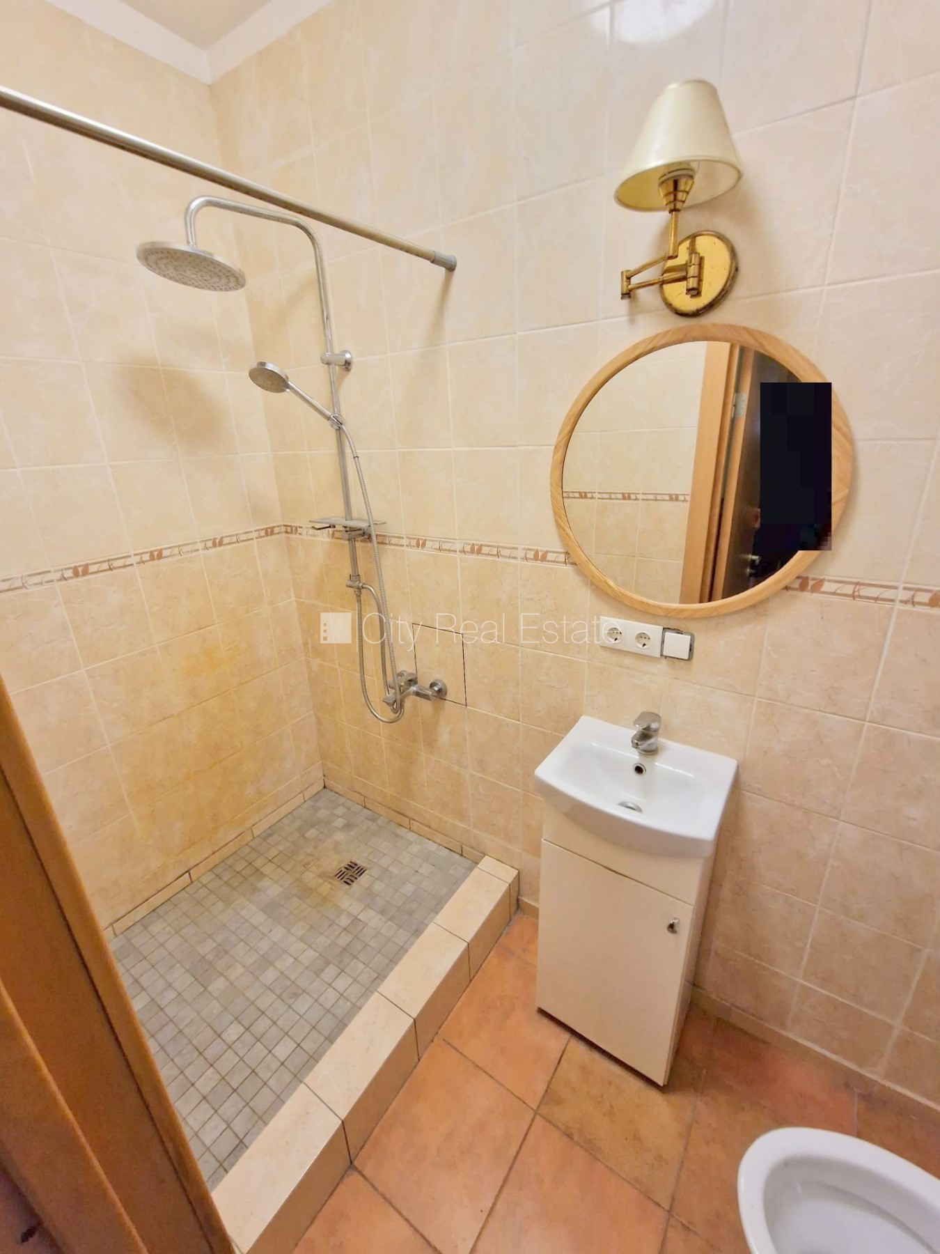 Sludinājumi. Puse mājas, labiekārtots apzaļumots pagalms, vieta automašīnai, ieeja no pagalma, terase, logi Cena: 1000 EUR/mēn Foto #16