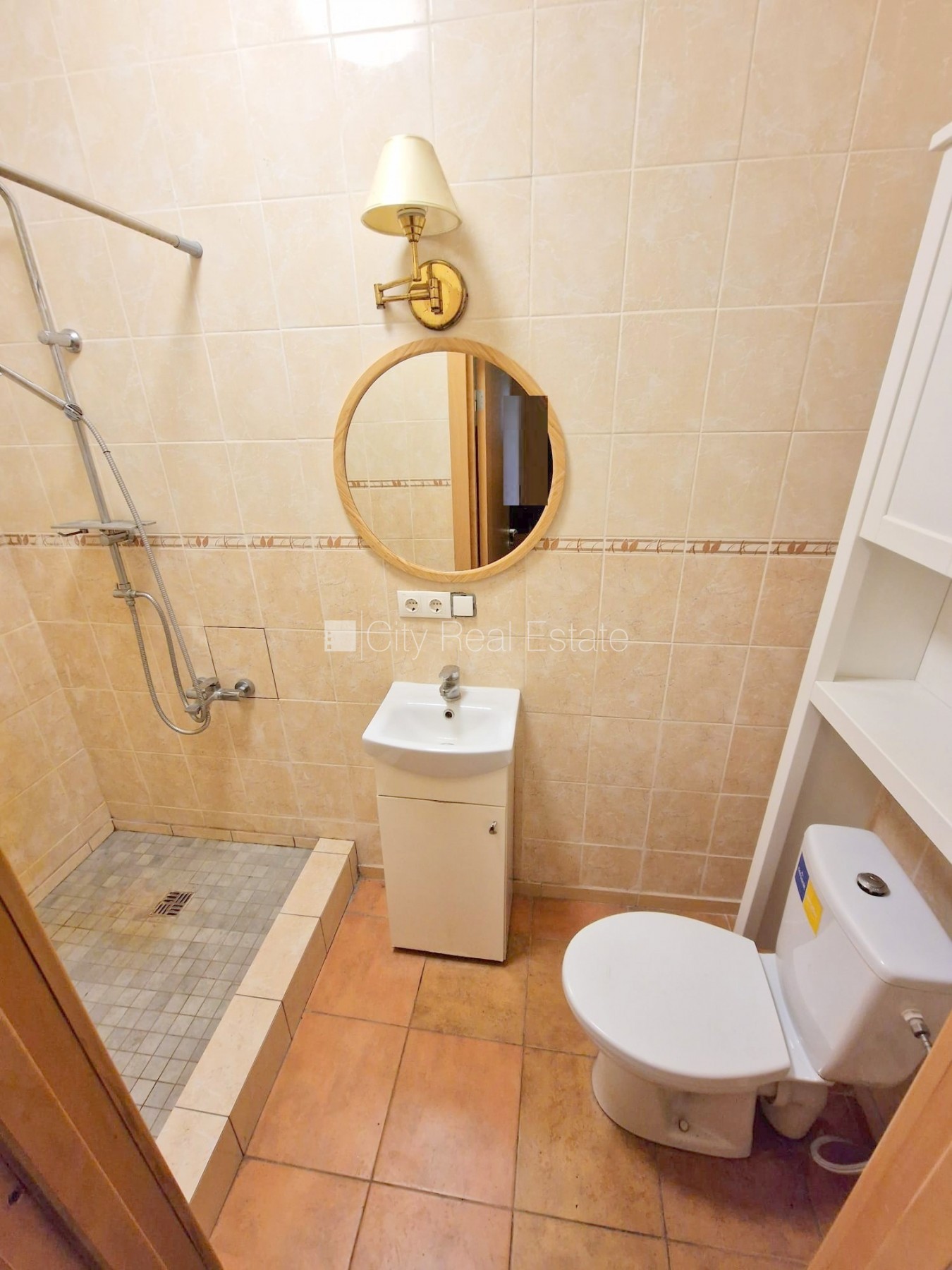 Sludinājumi. Puse mājas, labiekārtots apzaļumots pagalms, vieta automašīnai, ieeja no pagalma, terase, logi Cena: 1000 EUR/mēn Foto #15