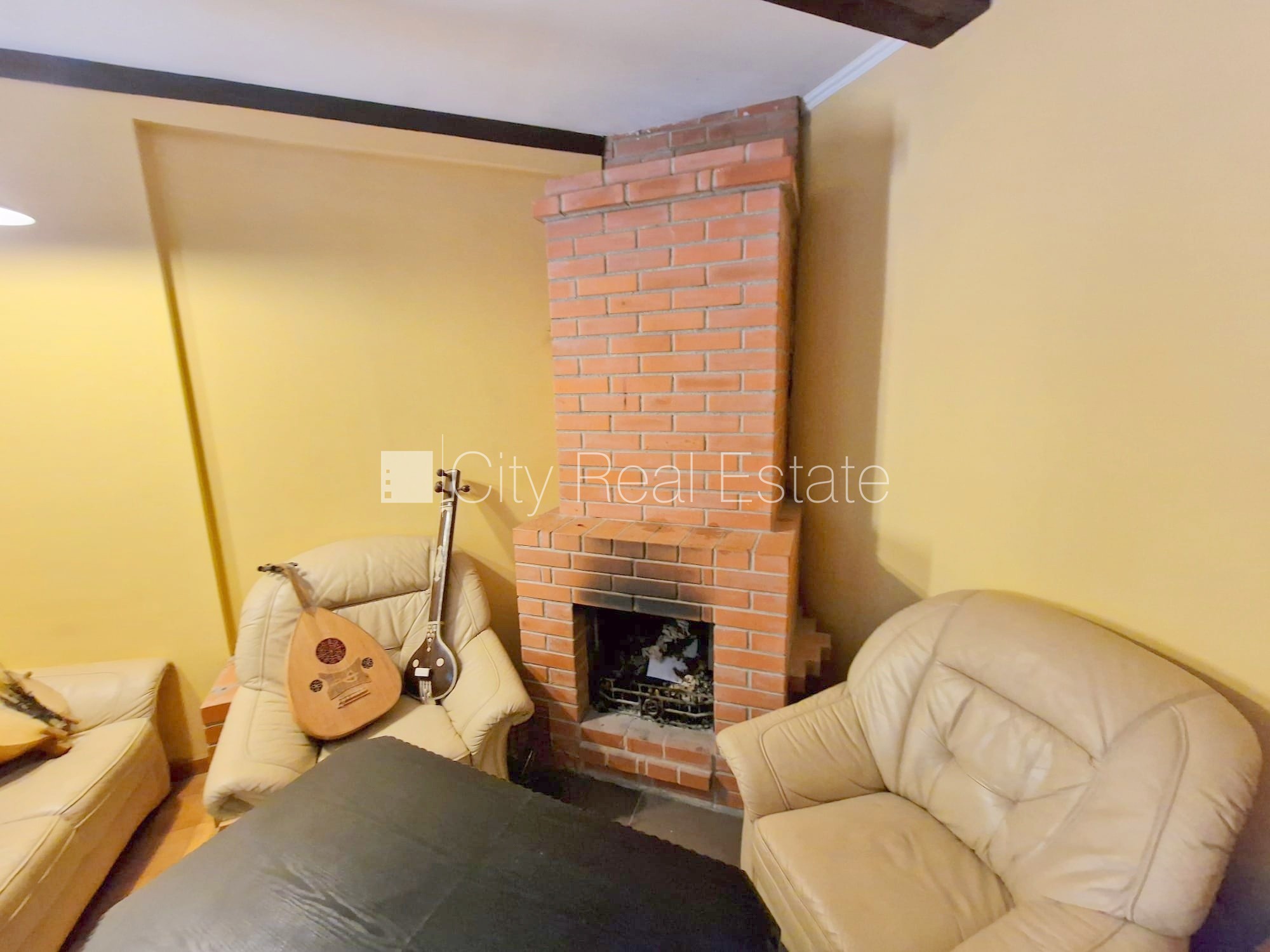 Sludinājumi. Puse mājas, labiekārtots apzaļumots pagalms, vieta automašīnai, ieeja no pagalma, terase, logi Cena: 1000 EUR/mēn Foto #5