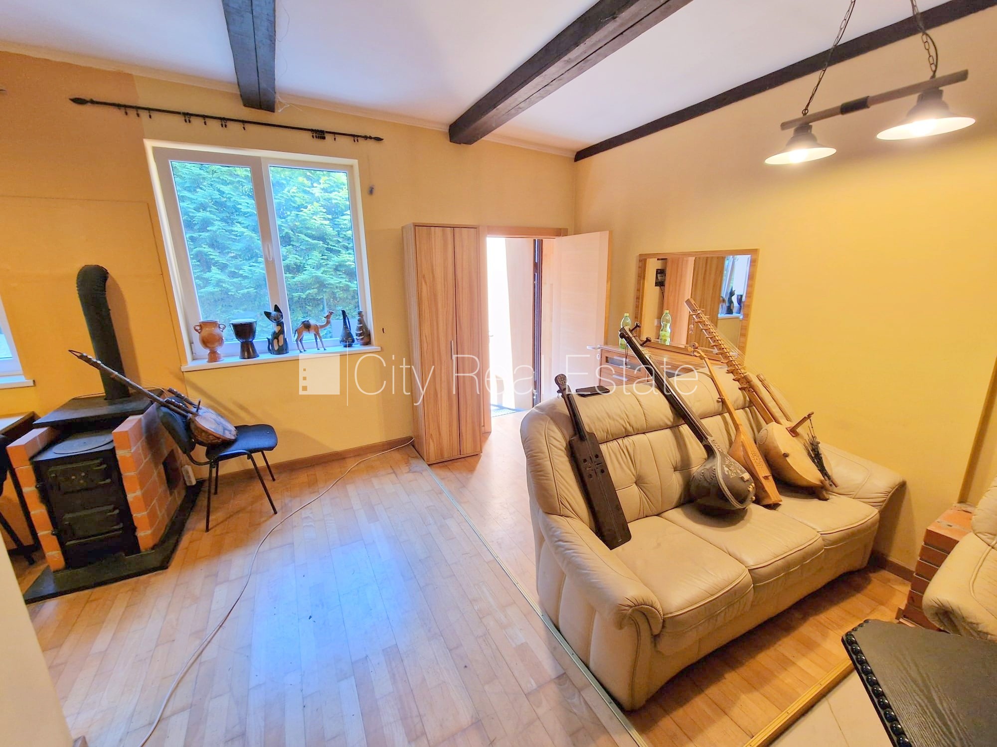 Sludinājumi. Puse mājas, labiekārtots apzaļumots pagalms, vieta automašīnai, ieeja no pagalma, terase, logi Cena: 1000 EUR/mēn Foto #2