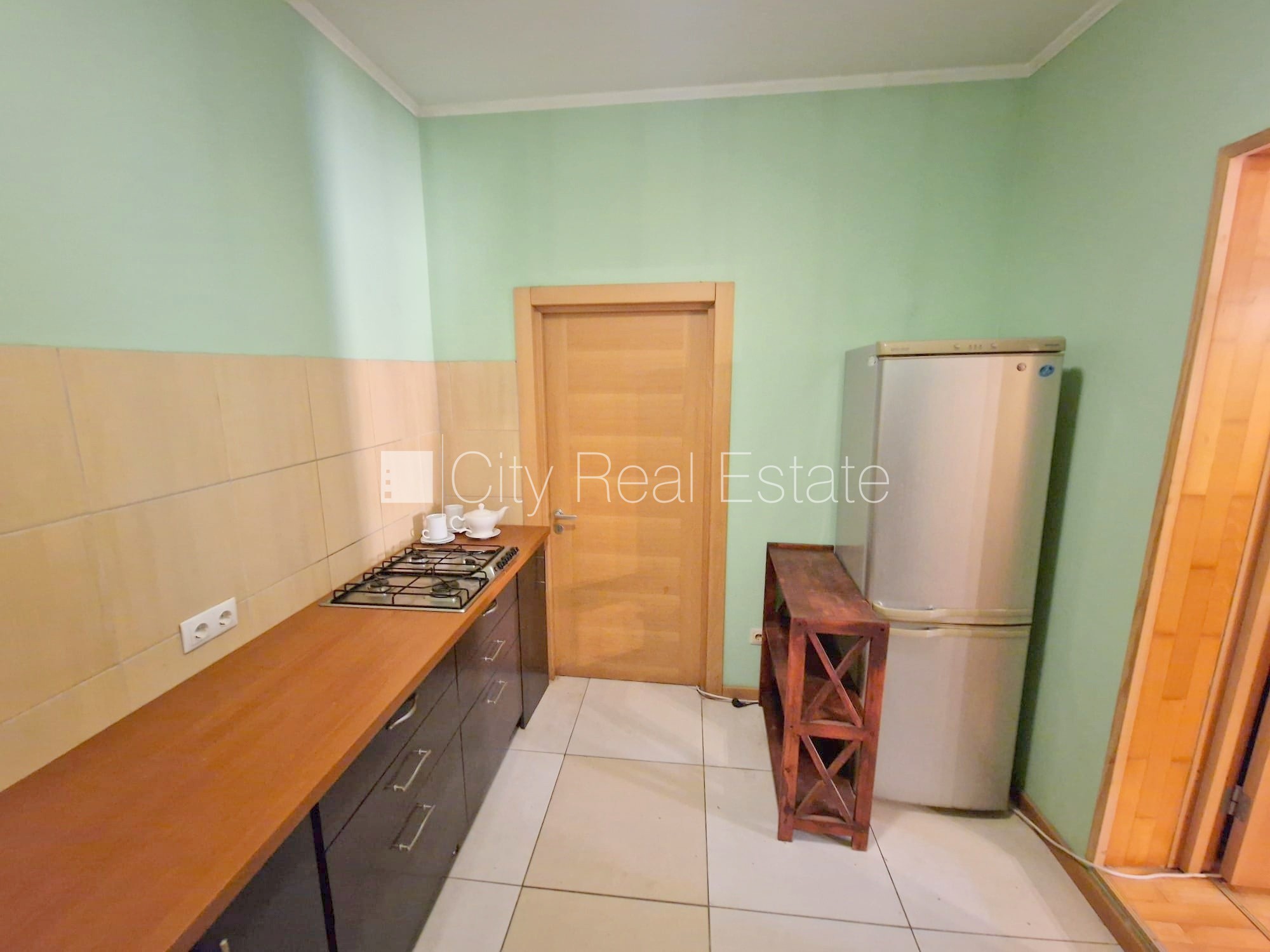 Sludinājumi. Puse mājas, labiekārtots apzaļumots pagalms, vieta automašīnai, ieeja no pagalma, terase, logi Cena: 1000 EUR/mēn Foto #14