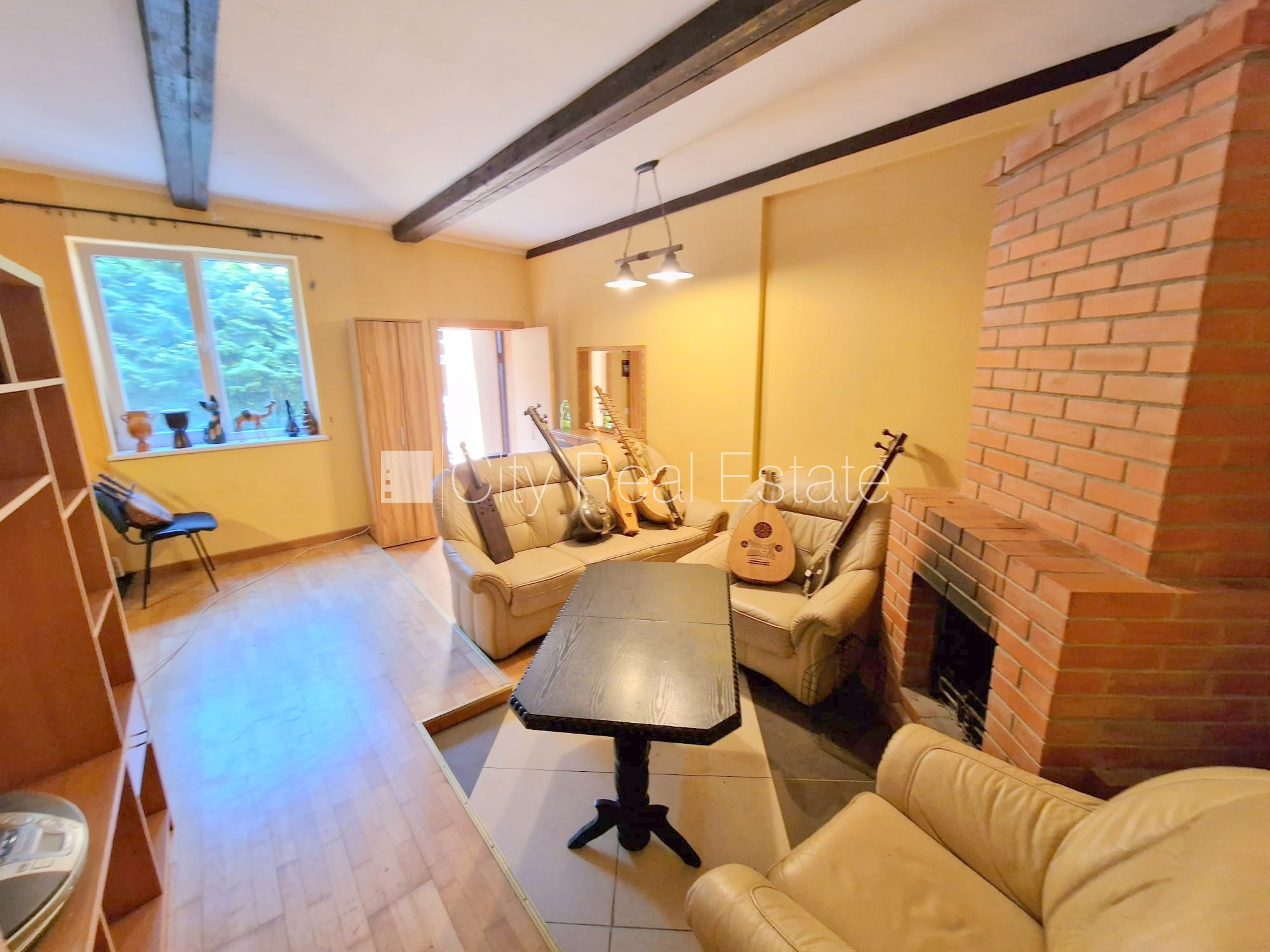 Sludinājumi. Puse mājas, labiekārtots apzaļumots pagalms, vieta automašīnai, ieeja no pagalma, terase, logi Cena: 1000 EUR/mēn Foto #1