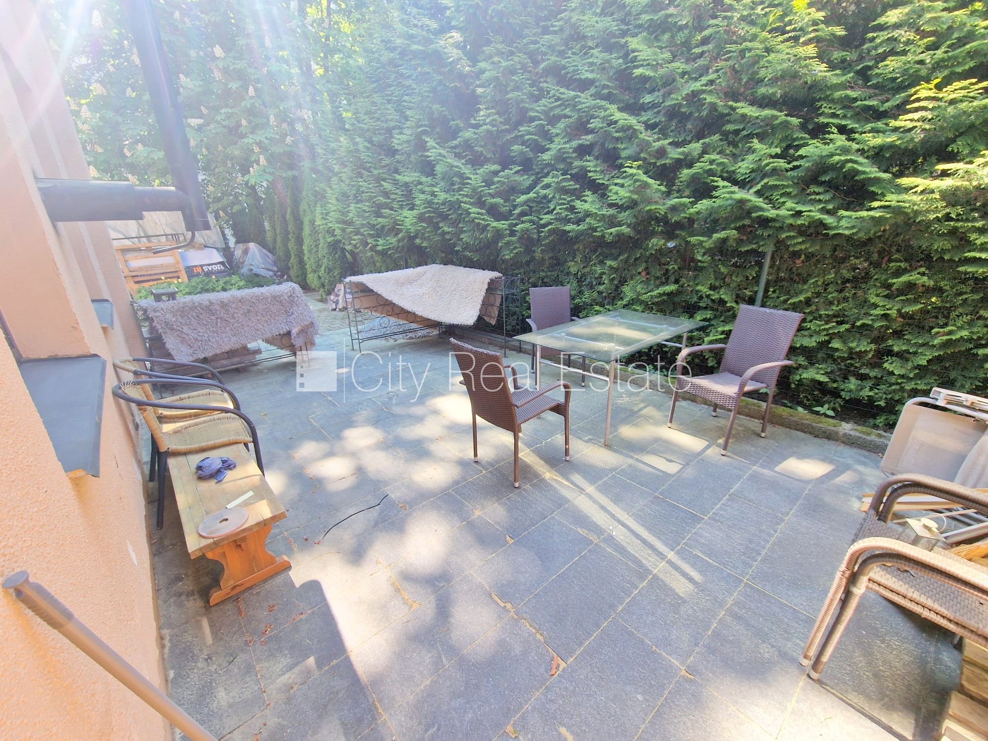 Sludinājumi. Puse mājas, labiekārtots apzaļumots pagalms, vieta automašīnai, ieeja no pagalma, terase, logi Cena: 1000 EUR/mēn Foto #18