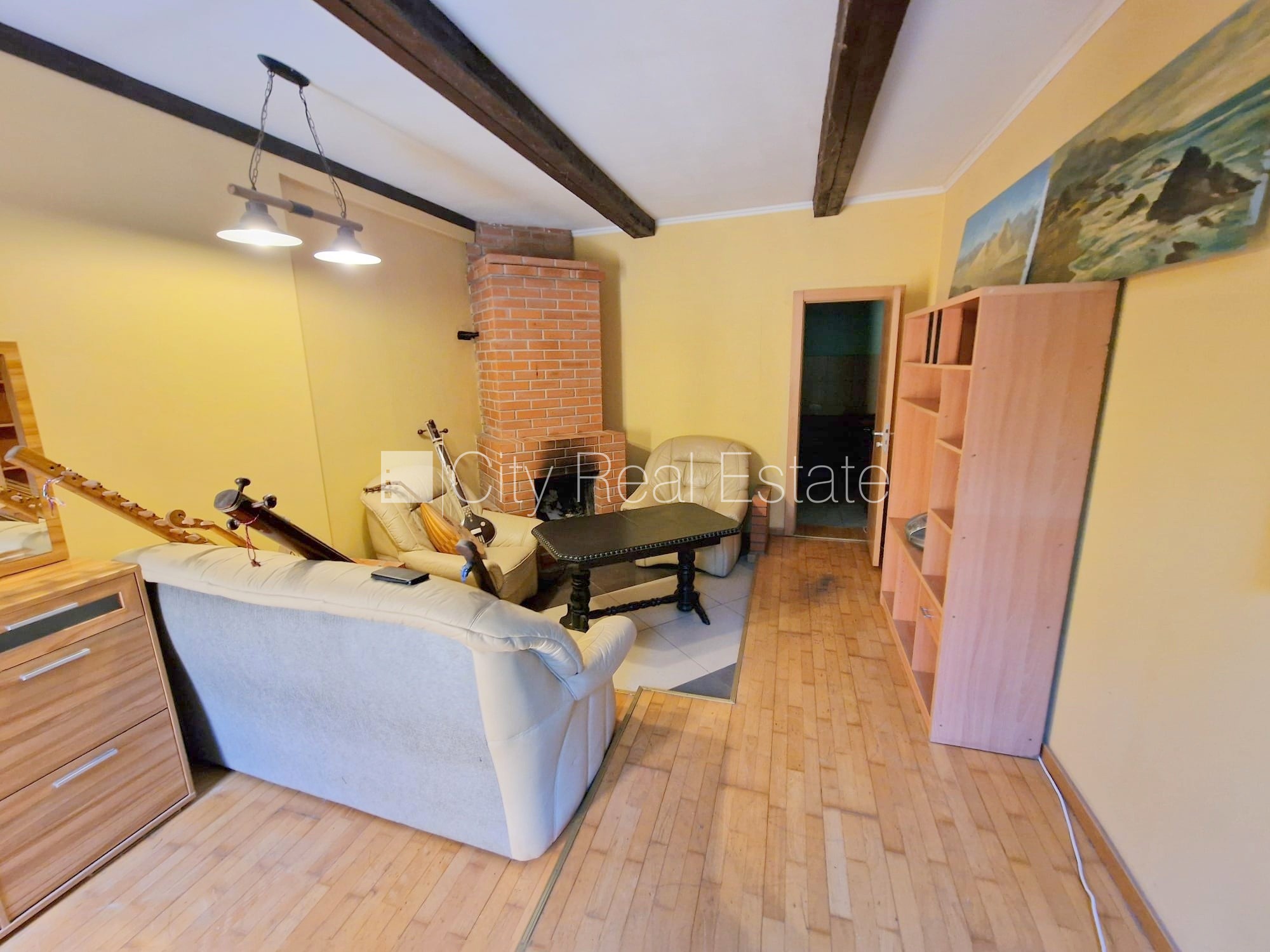 Sludinājumi. Puse mājas, labiekārtots apzaļumots pagalms, vieta automašīnai, ieeja no pagalma, terase, logi Cena: 1000 EUR/mēn Foto #4