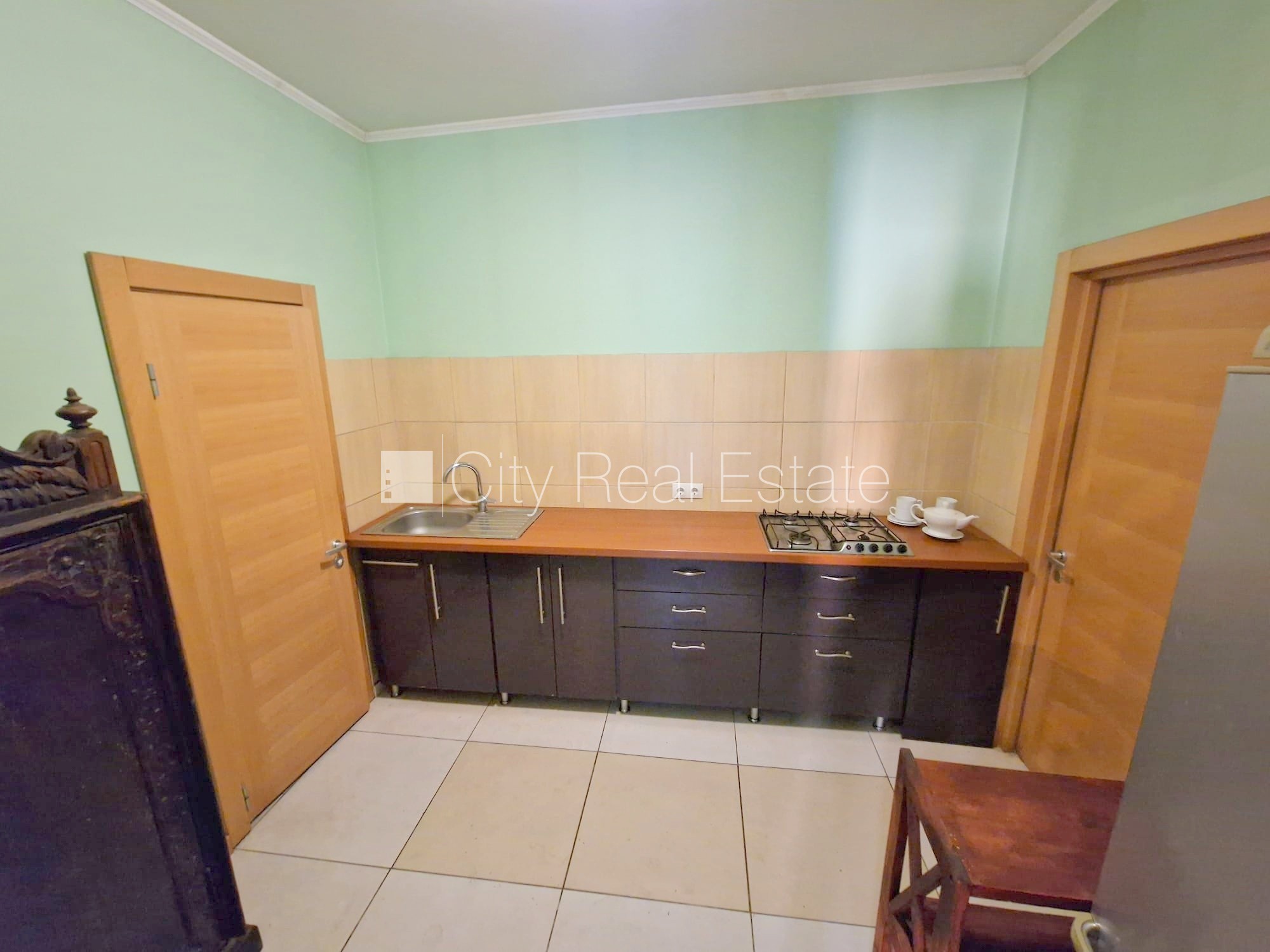 Sludinājumi. Puse mājas, labiekārtots apzaļumots pagalms, vieta automašīnai, ieeja no pagalma, terase, logi Cena: 1000 EUR/mēn Foto #13