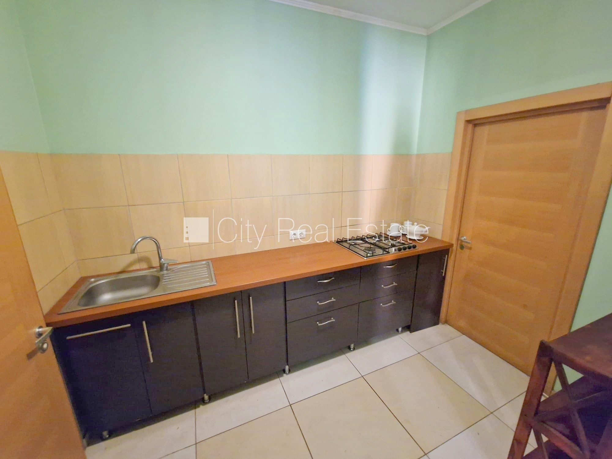 Sludinājumi. Puse mājas, labiekārtots apzaļumots pagalms, vieta automašīnai, ieeja no pagalma, terase, logi Cena: 1000 EUR/mēn Foto #12