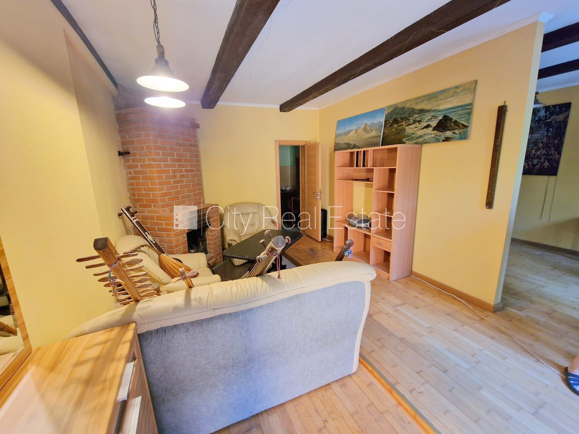 Sludinājumi. Puse mājas, labiekārtots apzaļumots pagalms, vieta automašīnai, ieeja no pagalma, terase, logi Cena: 1000 EUR/mēn Foto #3