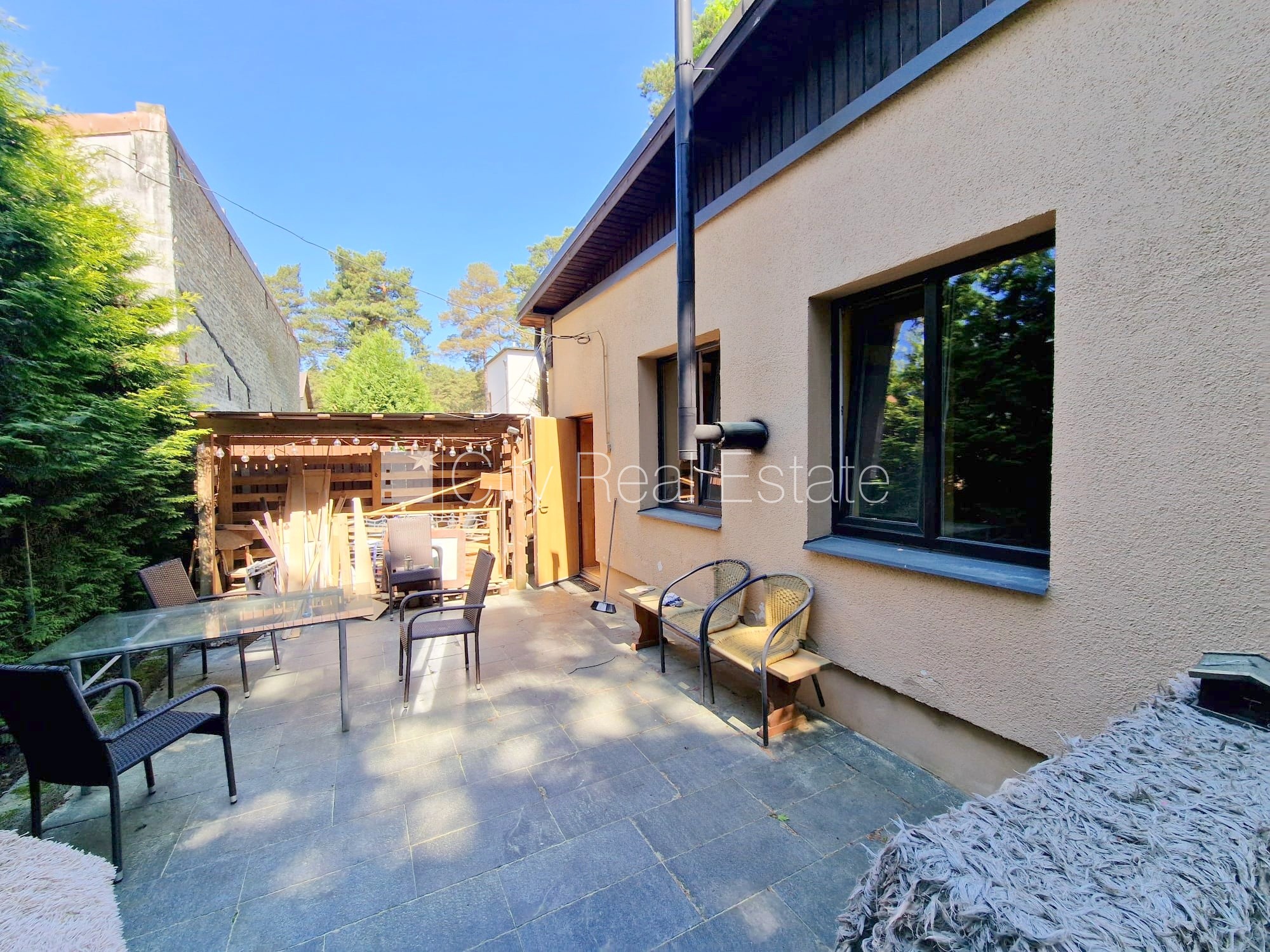 Sludinājumi. Puse mājas, labiekārtots apzaļumots pagalms, vieta automašīnai, ieeja no pagalma, terase, logi Cena: 1000 EUR/mēn Foto #20