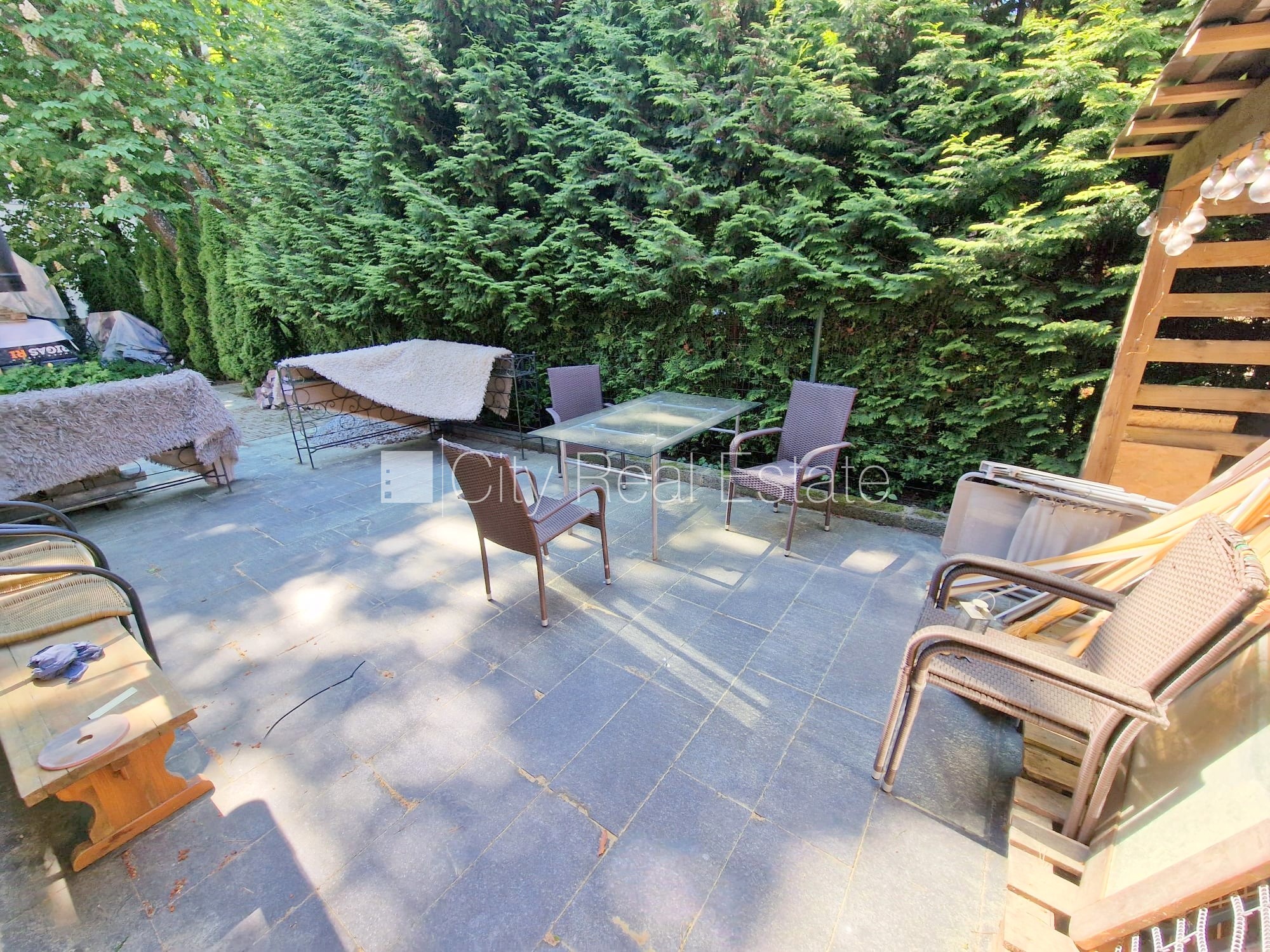 Sludinājumi. Puse mājas, labiekārtots apzaļumots pagalms, vieta automašīnai, ieeja no pagalma, terase, logi Cena: 1000 EUR/mēn Foto #19