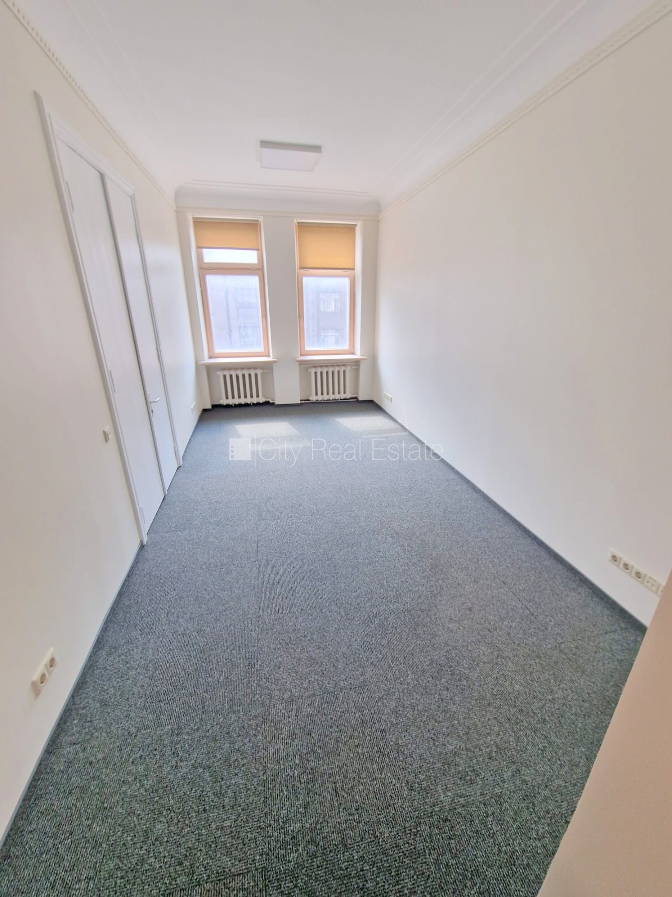 Объявление. Фасадный дом, реновированный дом, вход с улицы, лифт, лестничная клетка после косметического Цена: 140 EUR/мес. Foto #3