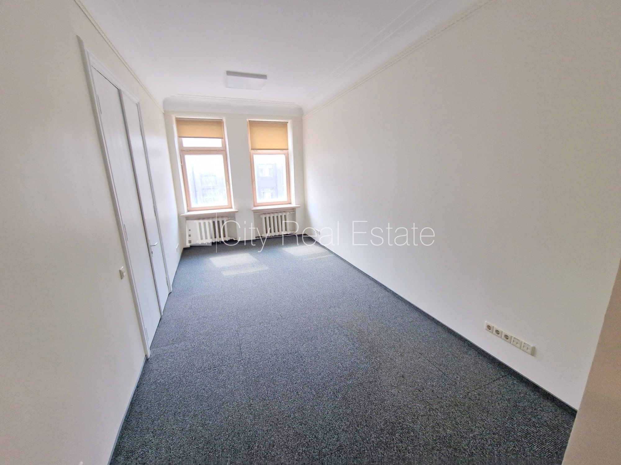 Объявление. Фасадный дом, реновированный дом, вход с улицы, лифт, лестничная клетка после косметического Цена: 140 EUR/мес. Foto #1