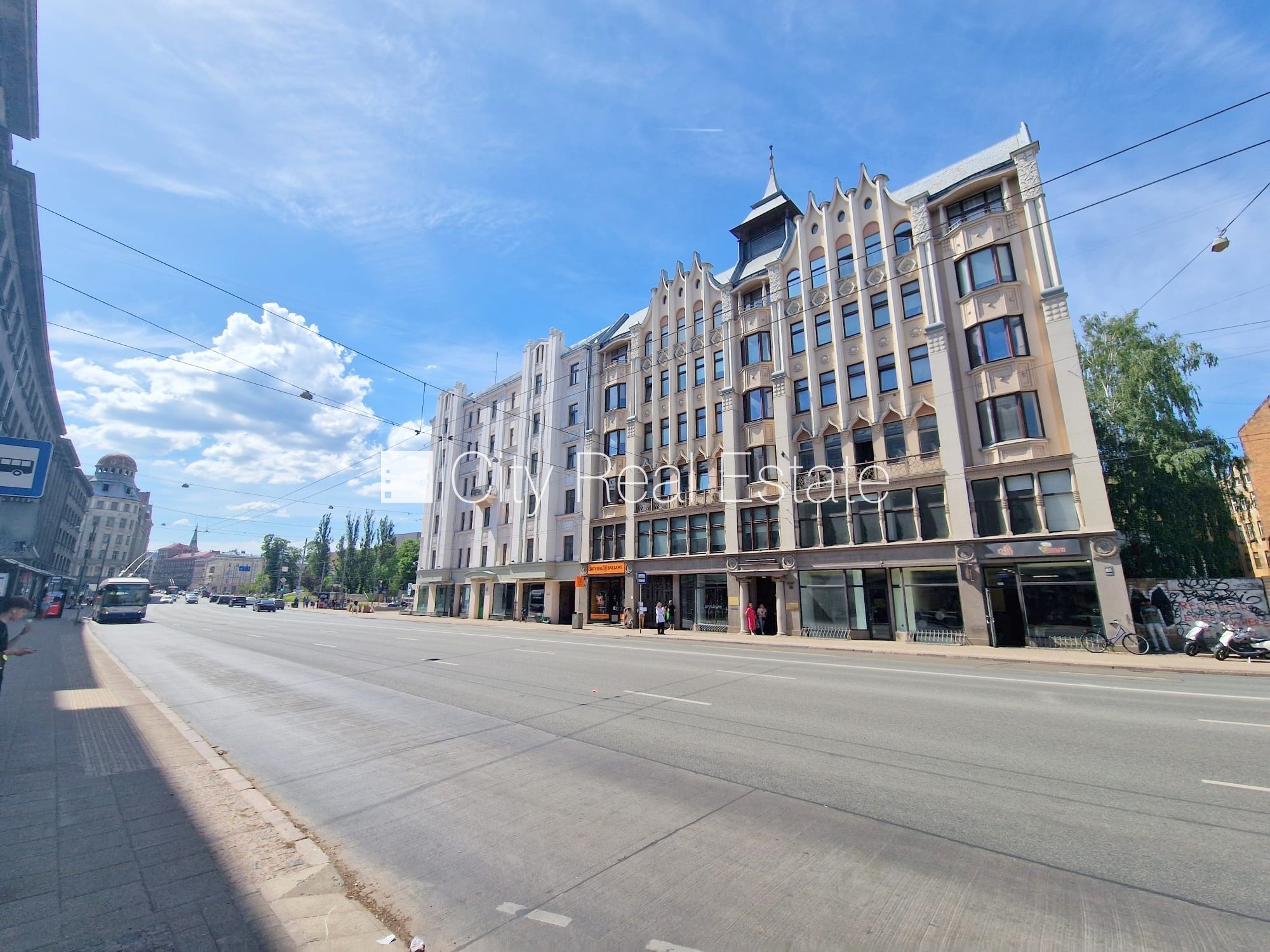 Объявление. Фасадный дом, реновированный дом, вход с улицы, лифт, лестничная клетка после косметического Цена: 140 EUR/мес. Foto #9