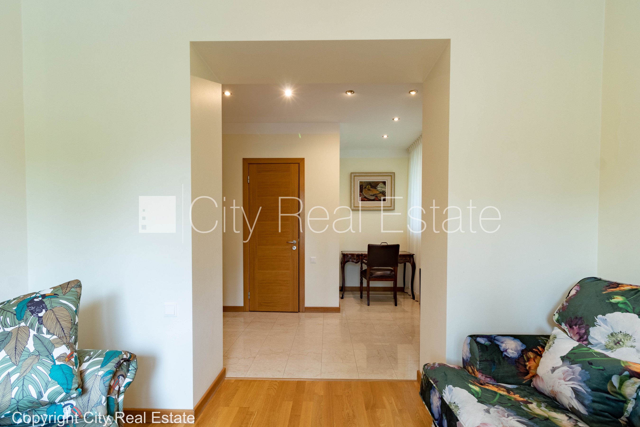 Sludinājumi. Jaunceltne, labiekārtota apzaļumota teritorija, slēgta teritorija, teritorijas iebrauktuves vārti Cena: 2000 EUR/mēn Foto #25