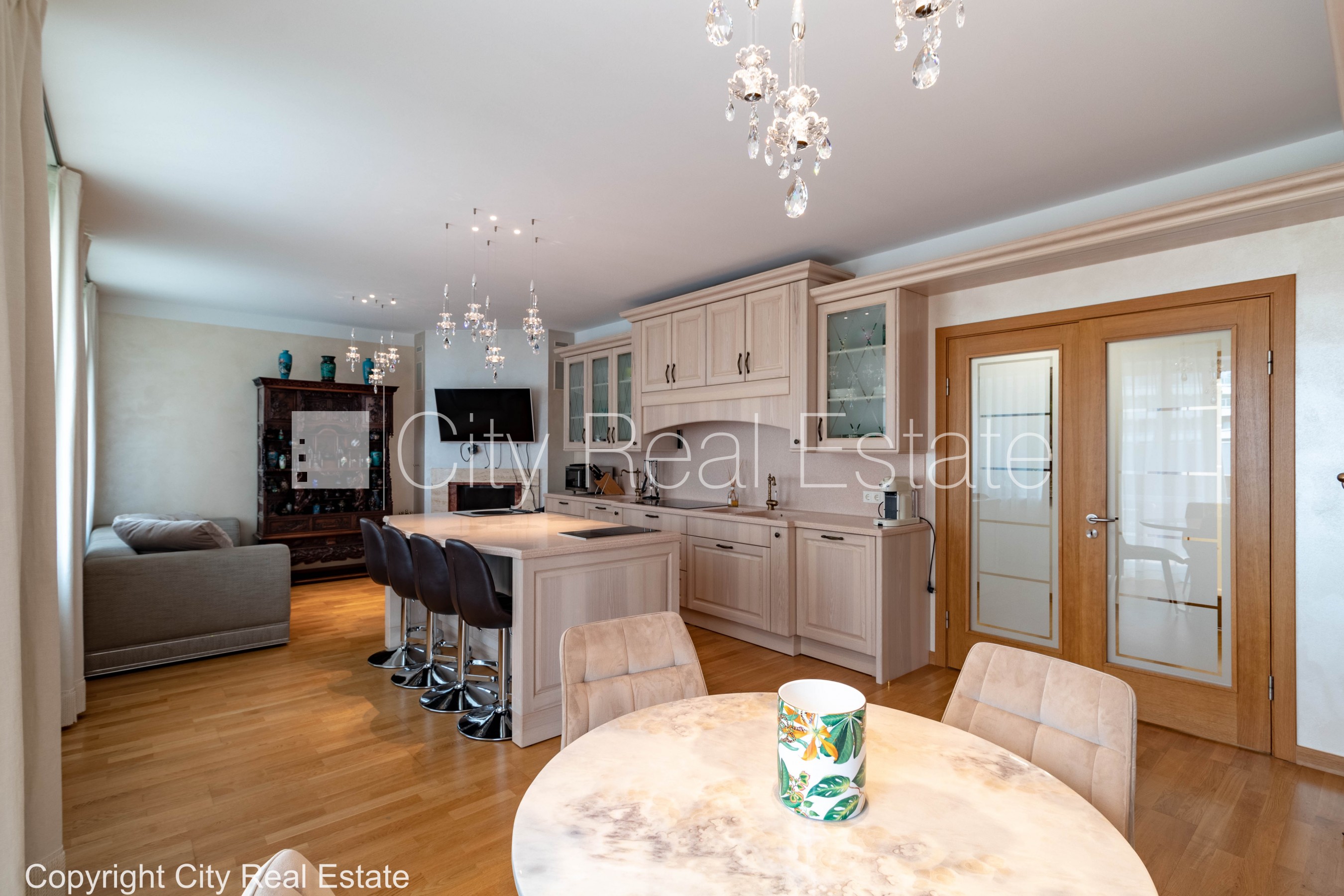 Sludinājumi. Jaunceltne, labiekārtota apzaļumota teritorija, slēgta teritorija, teritorijas iebrauktuves vārti Cena: 2000 EUR/mēn Foto #1