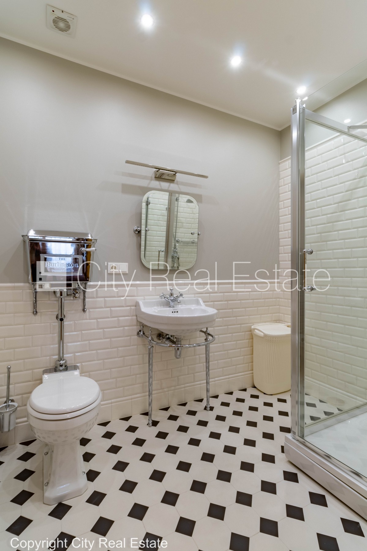 Sludinājumi. Jaunceltne, labiekārtota apzaļumota teritorija, slēgta teritorija, teritorijas iebrauktuves vārti Cena: 2000 EUR/mēn Foto #13