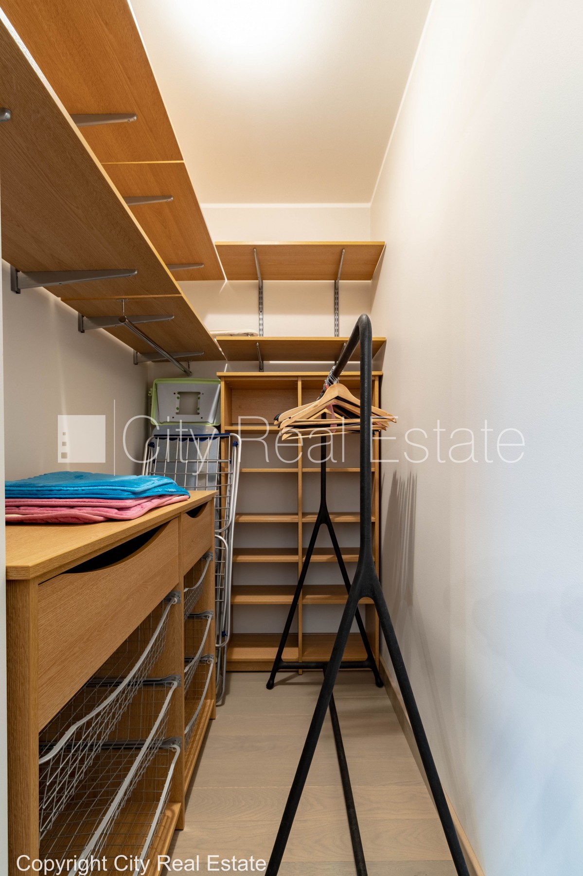 Sludinājumi. Jaunceltne, labiekārtota apzaļumota teritorija, slēgta teritorija, teritorijas iebrauktuves vārti Cena: 2000 EUR/mēn Foto #19